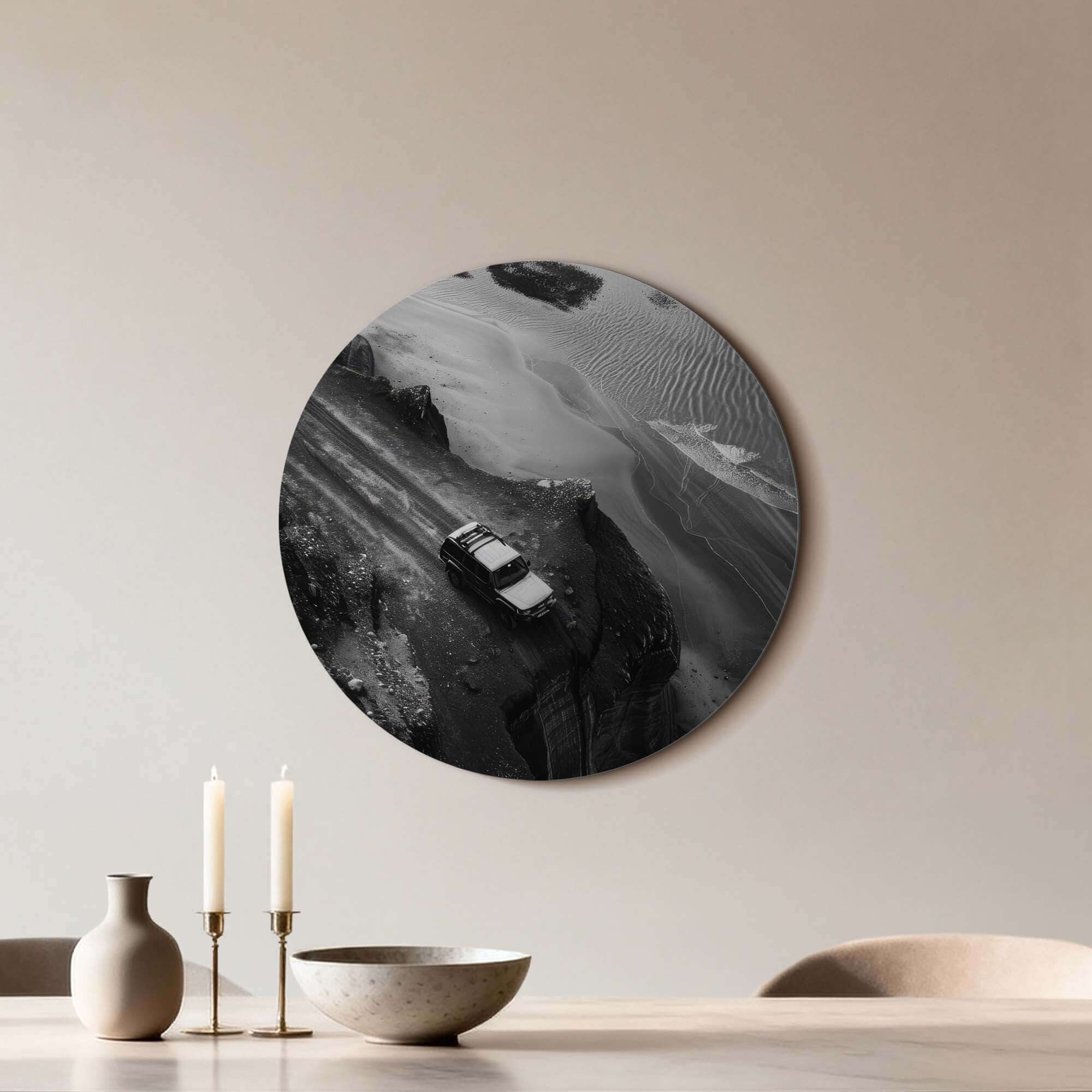 Edge of the Journey - Wandbild mit abenteuerlichem Schwarz-Weiß-Bild eines 4x4 entlang einer zerklüfteten Küste, Teil der Wandbild-Kollektion