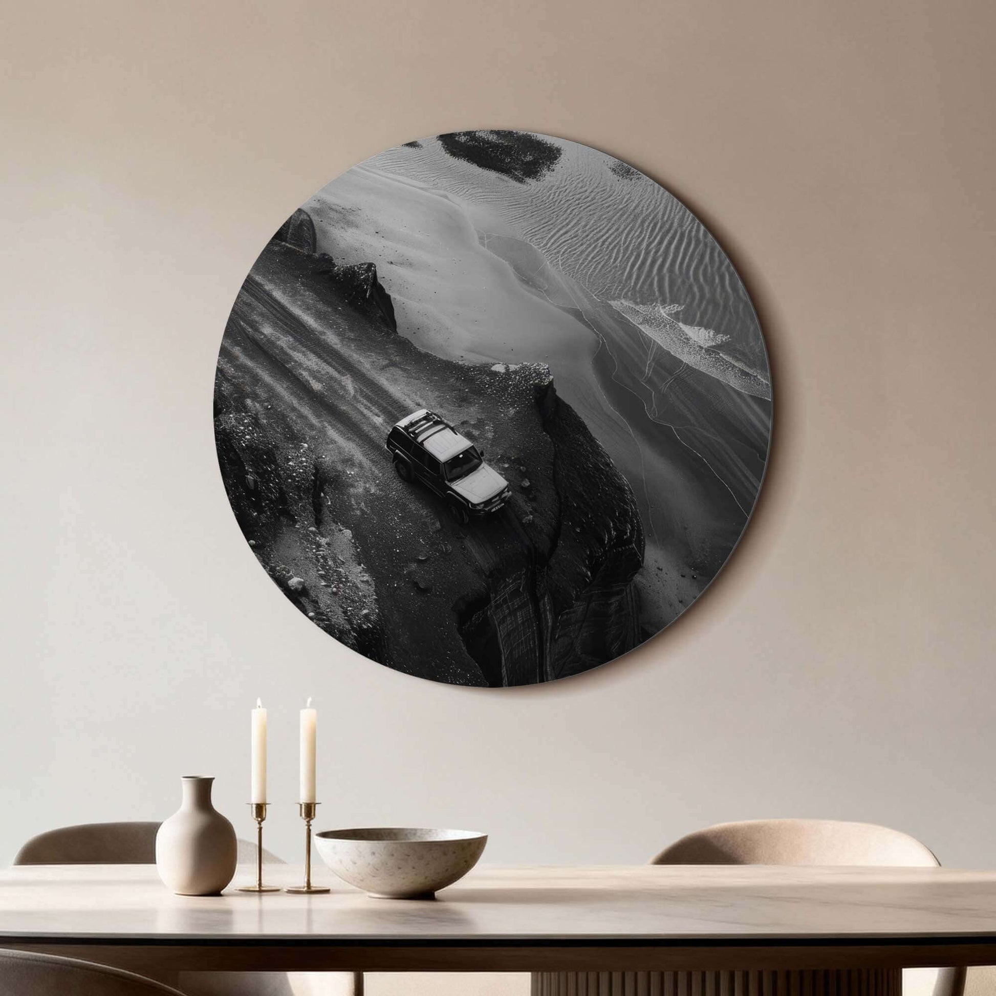 Edge of the Journey - Wandbild mit einem 4x4 entlang einer zerklüfteten Küstenlinie, schwarz-weißer Wandbild für abenteuerliche Innenräume.