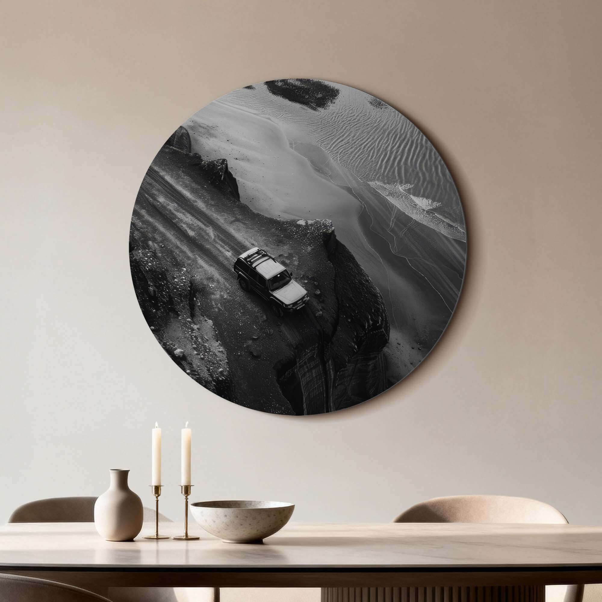 Edge of the Journey - Wandbild mit einem 4x4 entlang einer zerklüfteten Küstenlinie, schwarz-weißer Wandbild für abenteuerliche Innenräume.
