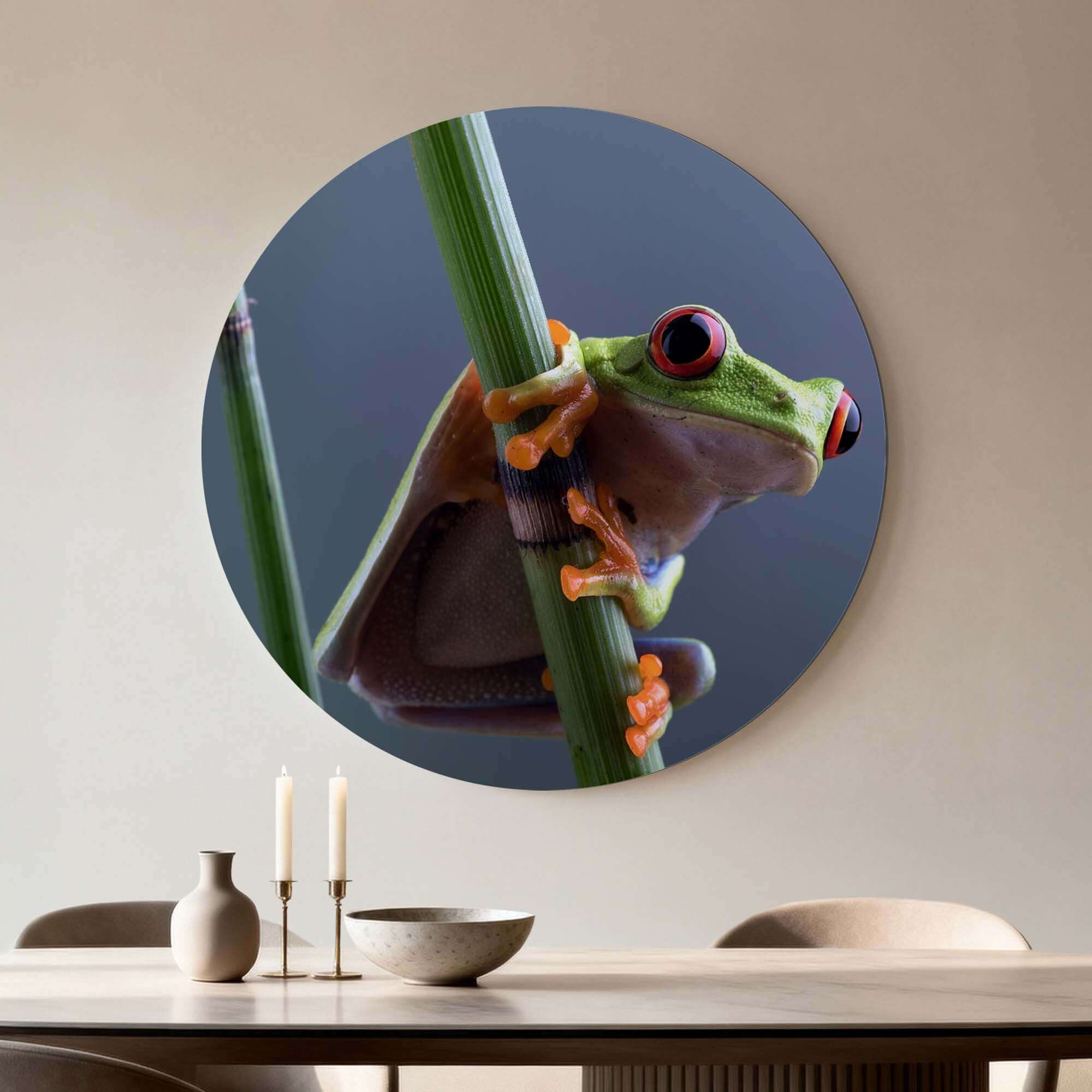 Emerald Climber - Wandbild mit einem lebhaften Laubfrosch auf einem grünen Stiel, perfekt für die Innendekoration.
