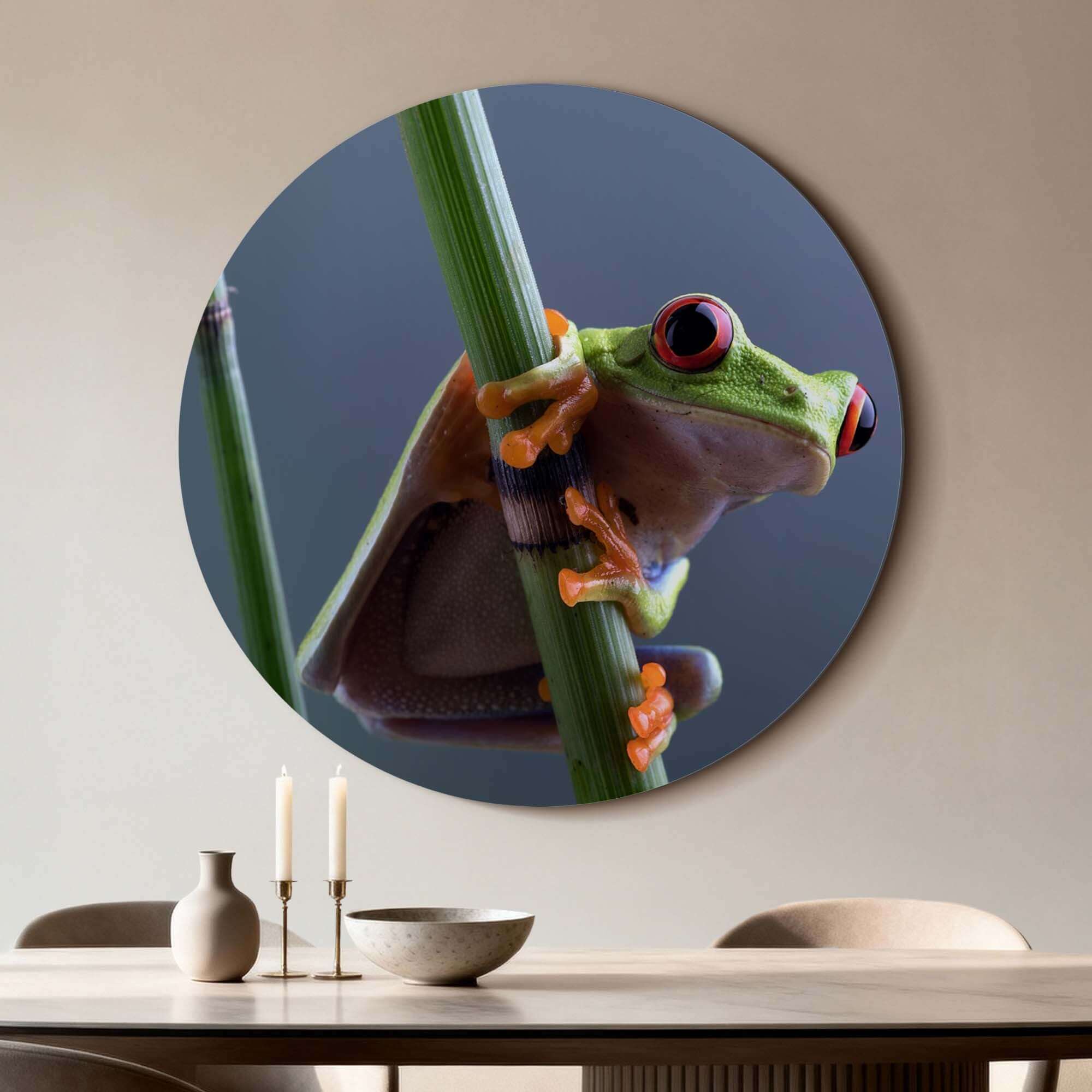 Emerald Climber - Wandbild mit buntem Laubfrosch auf grünem Stamm, ein moderner Wandbild.