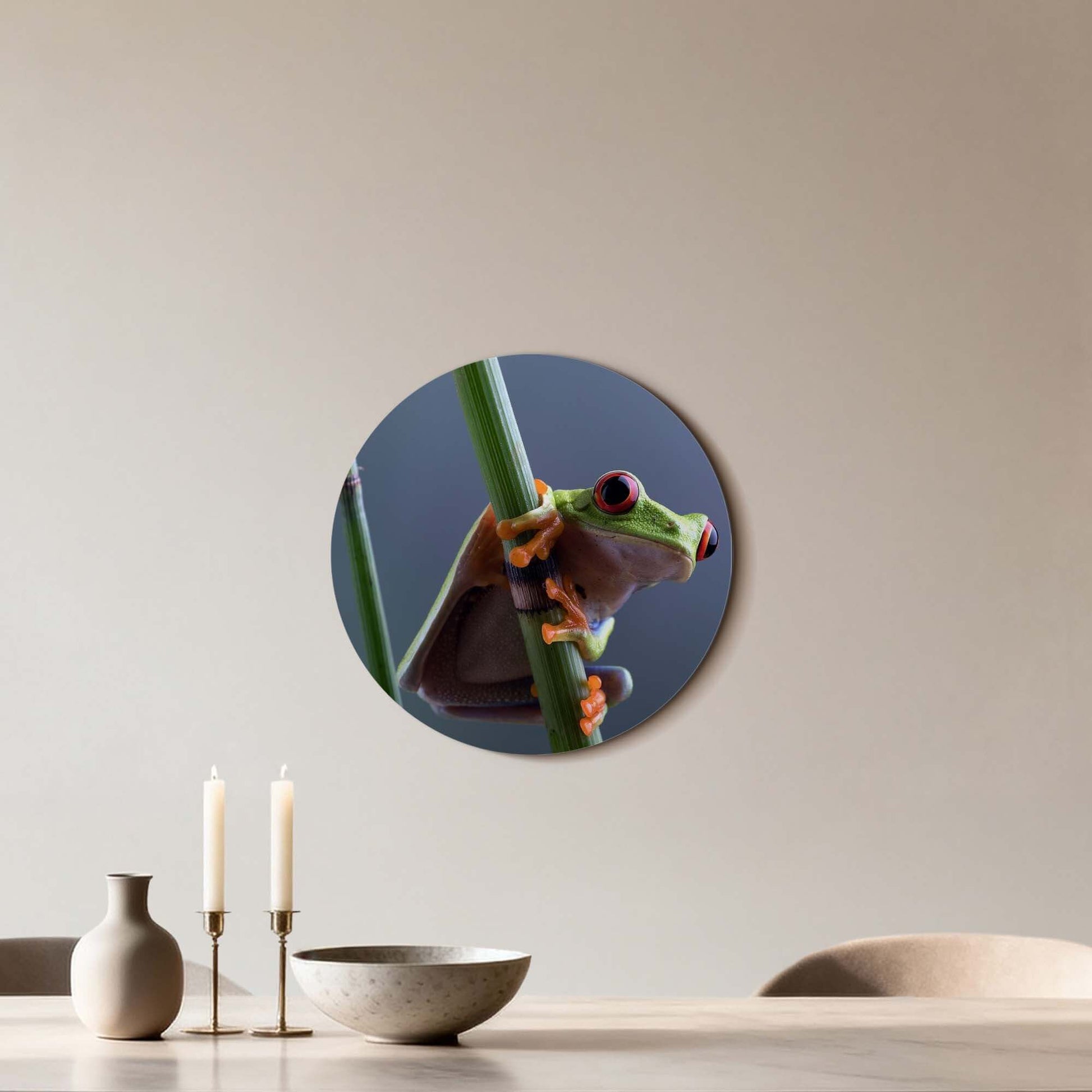 Emerald Climber - Wandbild mit einem lebhaften Laubfrosch auf einem grünen Stamm an einer Wand.