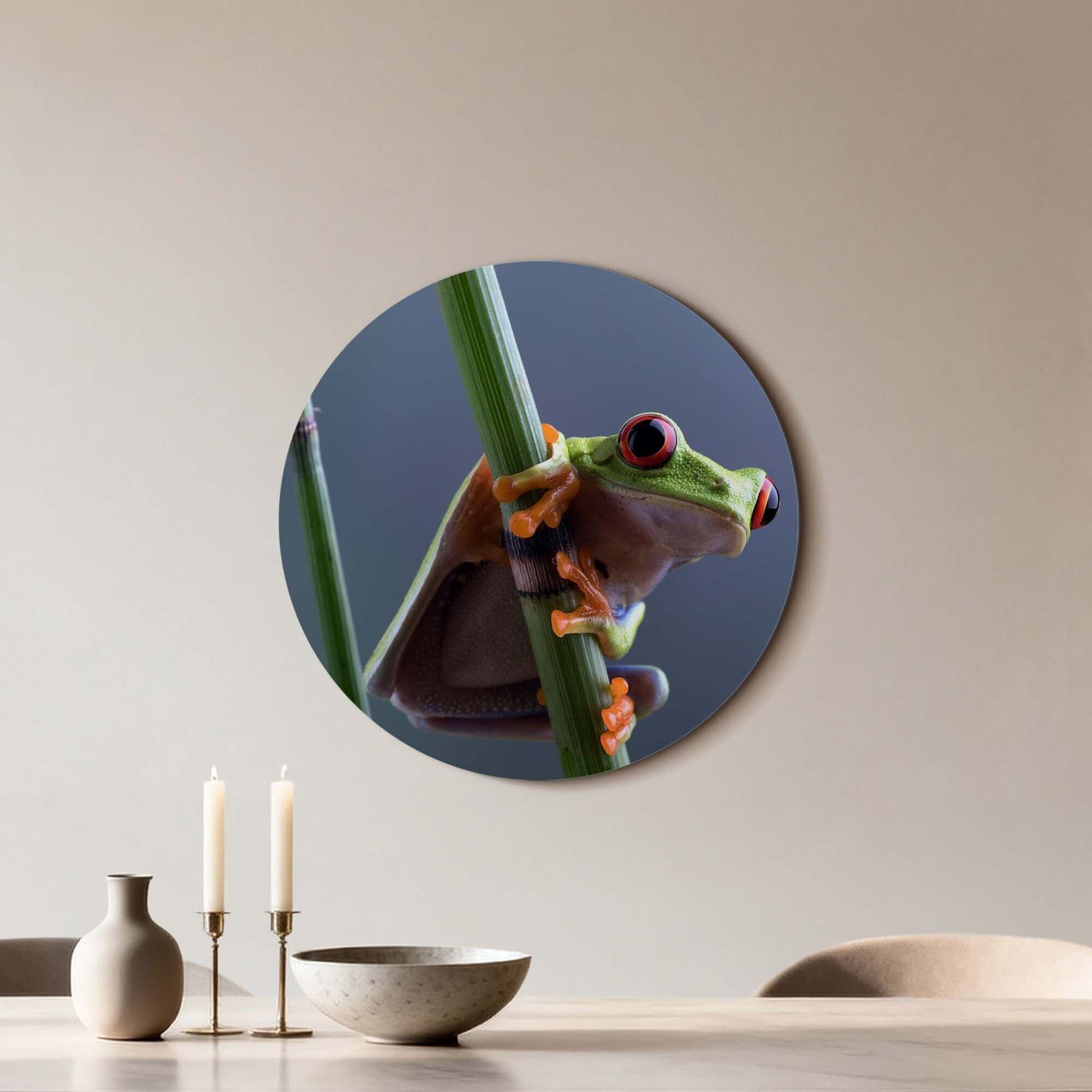 Emerald Climber - Wandbild mit einem verspielten Laubfrosch auf einem grünen Stiel, ein farbenfroher Wandbild für jeden Raum.