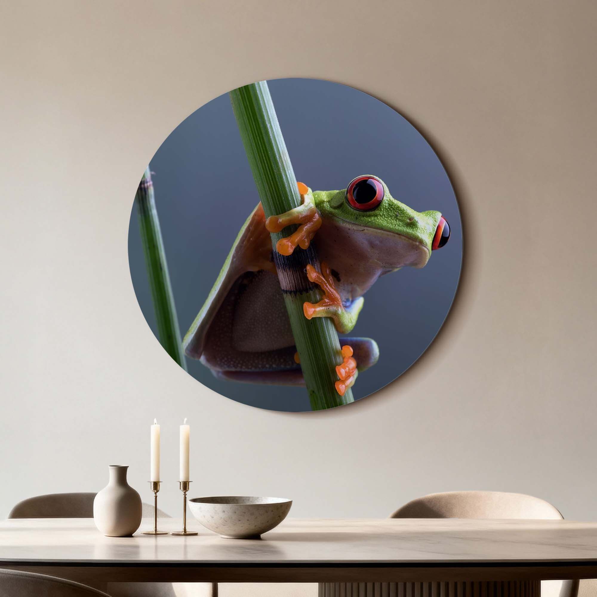 Emerald Climber - Wandbild mit einem Laubfrosch, der sich an einem grünen Stiel festhält.