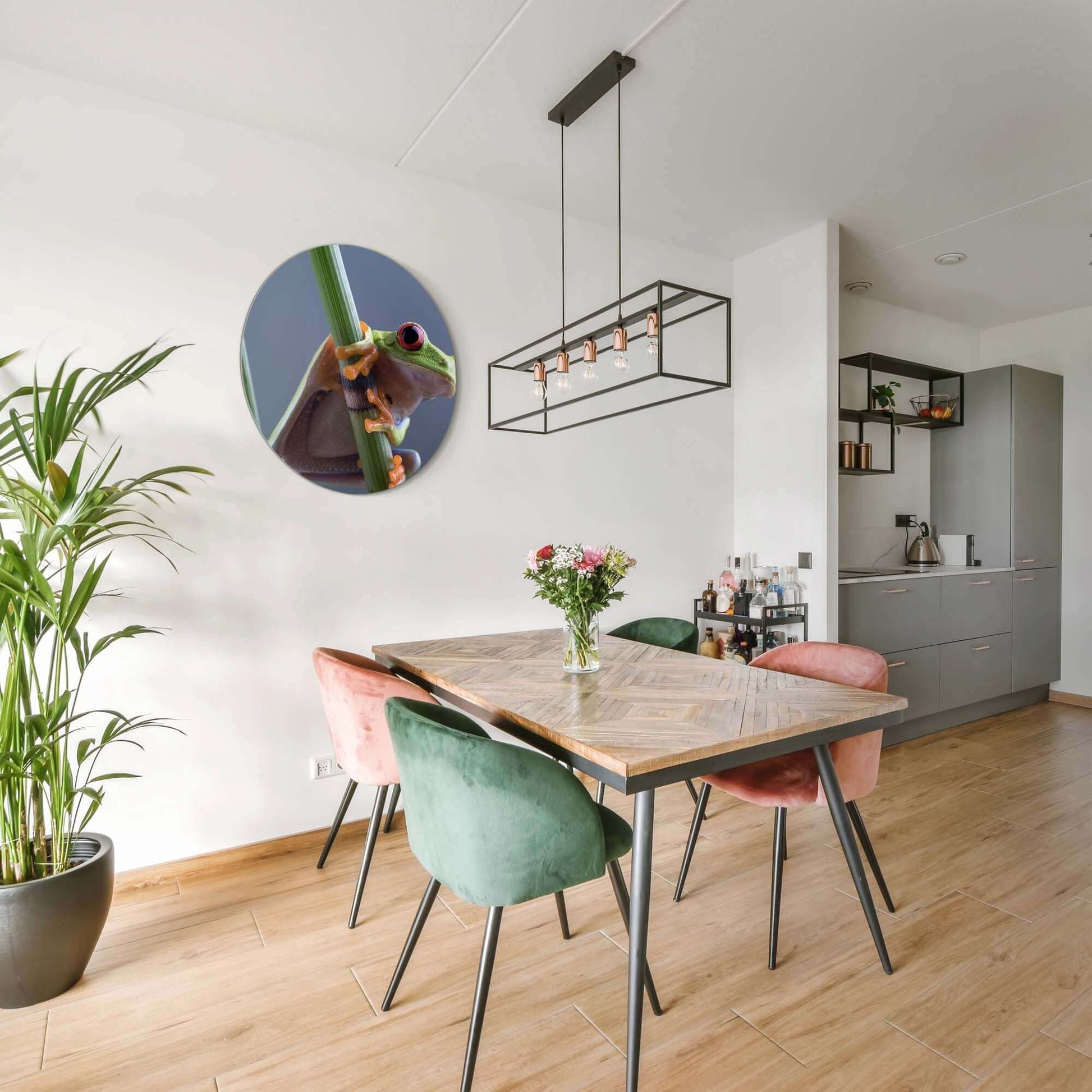 Emerald Climber - Wandbild mit einem lebhaften Laubfrosch in einem stilvollen Esszimmer.
