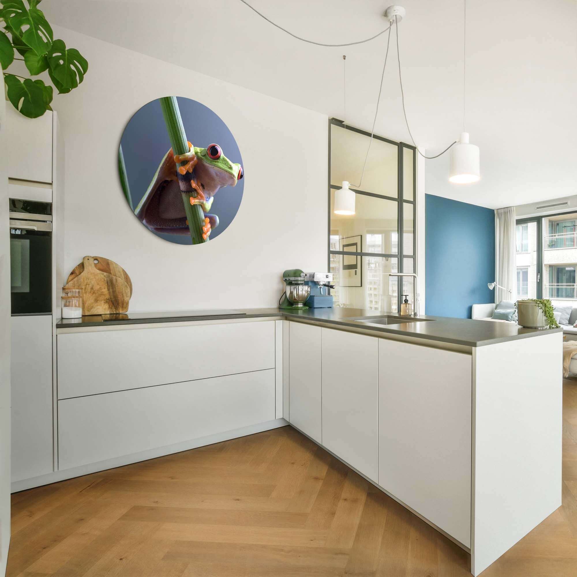 Emerald Climber - Wandbild mit lebhaftem Laubfrosch in einem modernen Küchenraum.