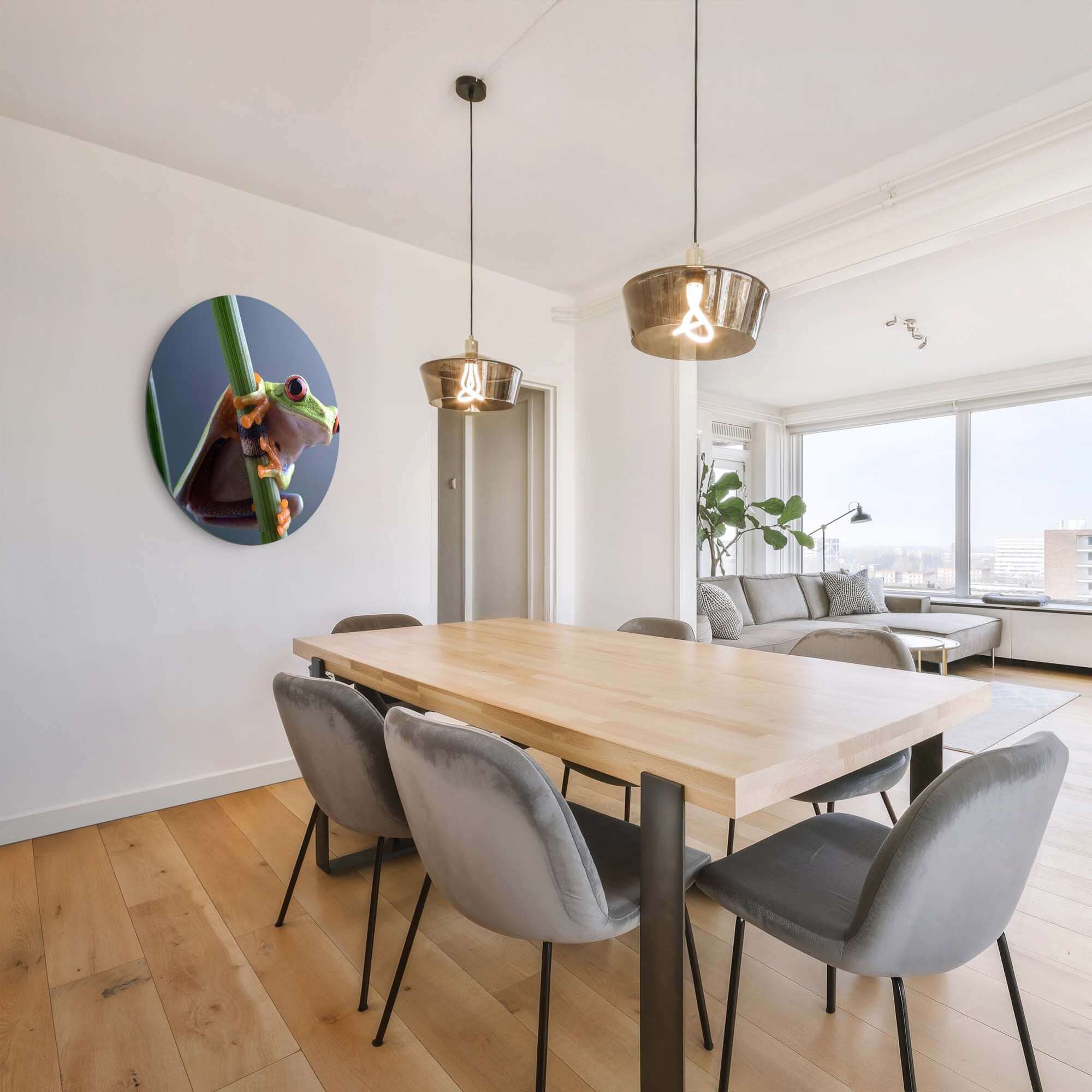 Emerald Climber - Wandbild mit lebhaftem Laubfrosch auf einem grünen Stiel im modernen Wohnzimmer.