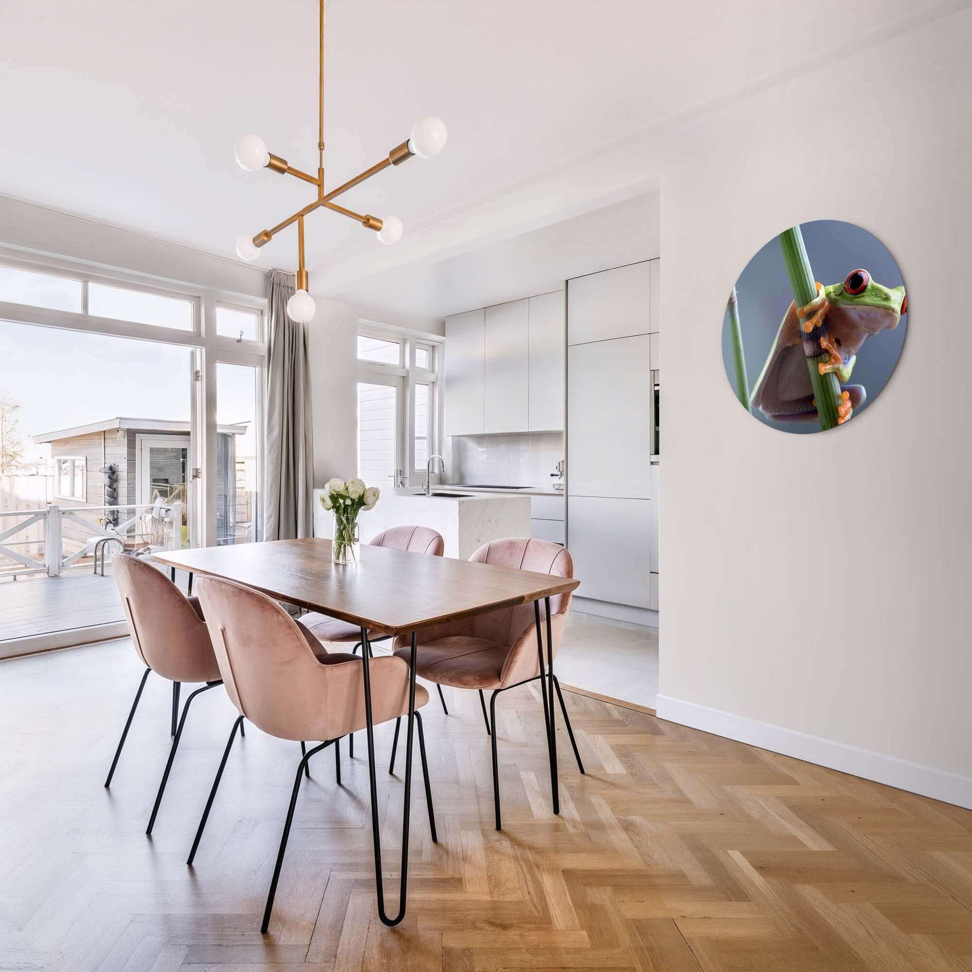 Emerald Climber - Wandbild mit Laubfrosch auf grünem Stiel, stilvoller Wandbild im modernen Esszimmer.