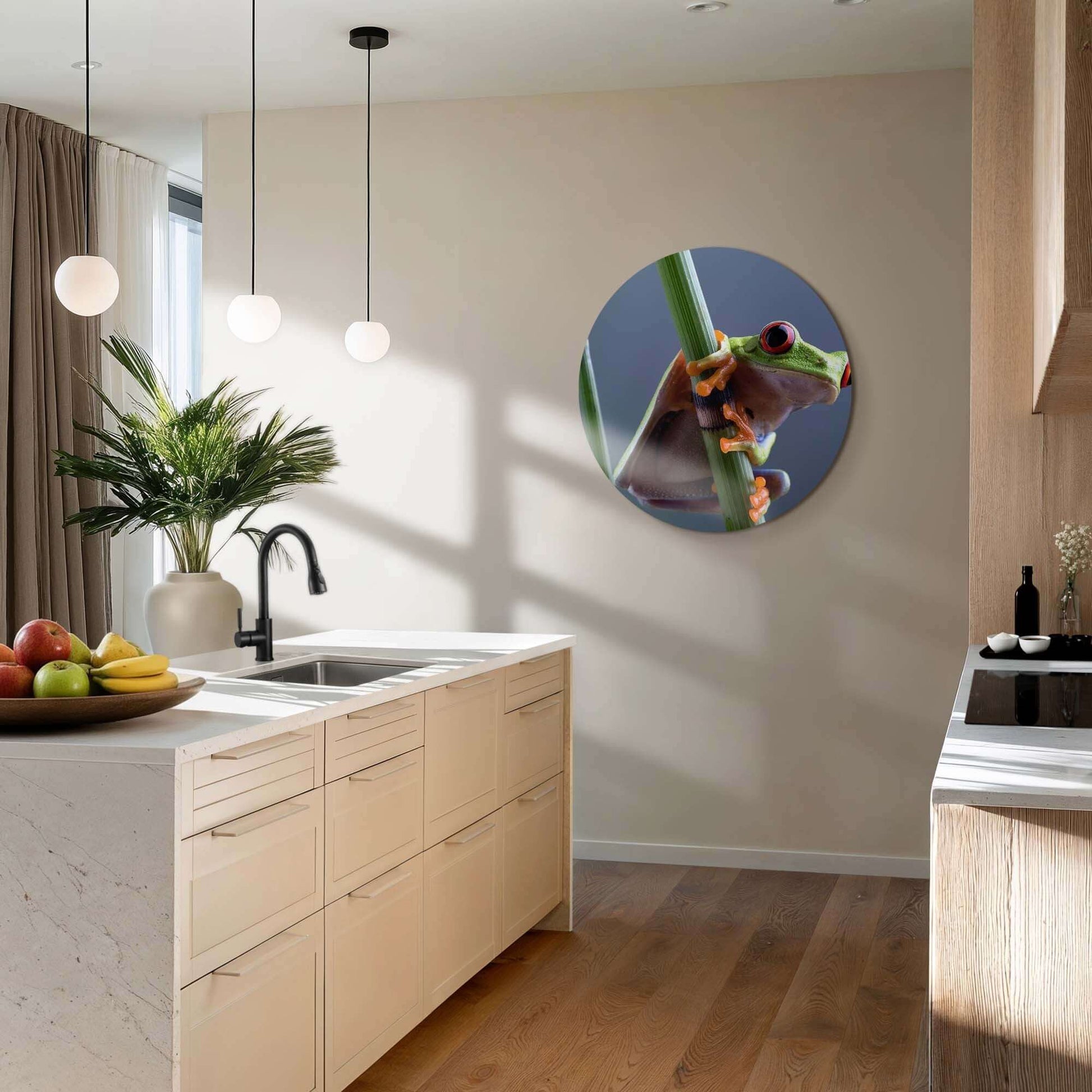 Emerald Climber - Wandbild mit einem Laubfrosch, der sich an einem grünen Stiel festhält, ideal für die Innendekoration.