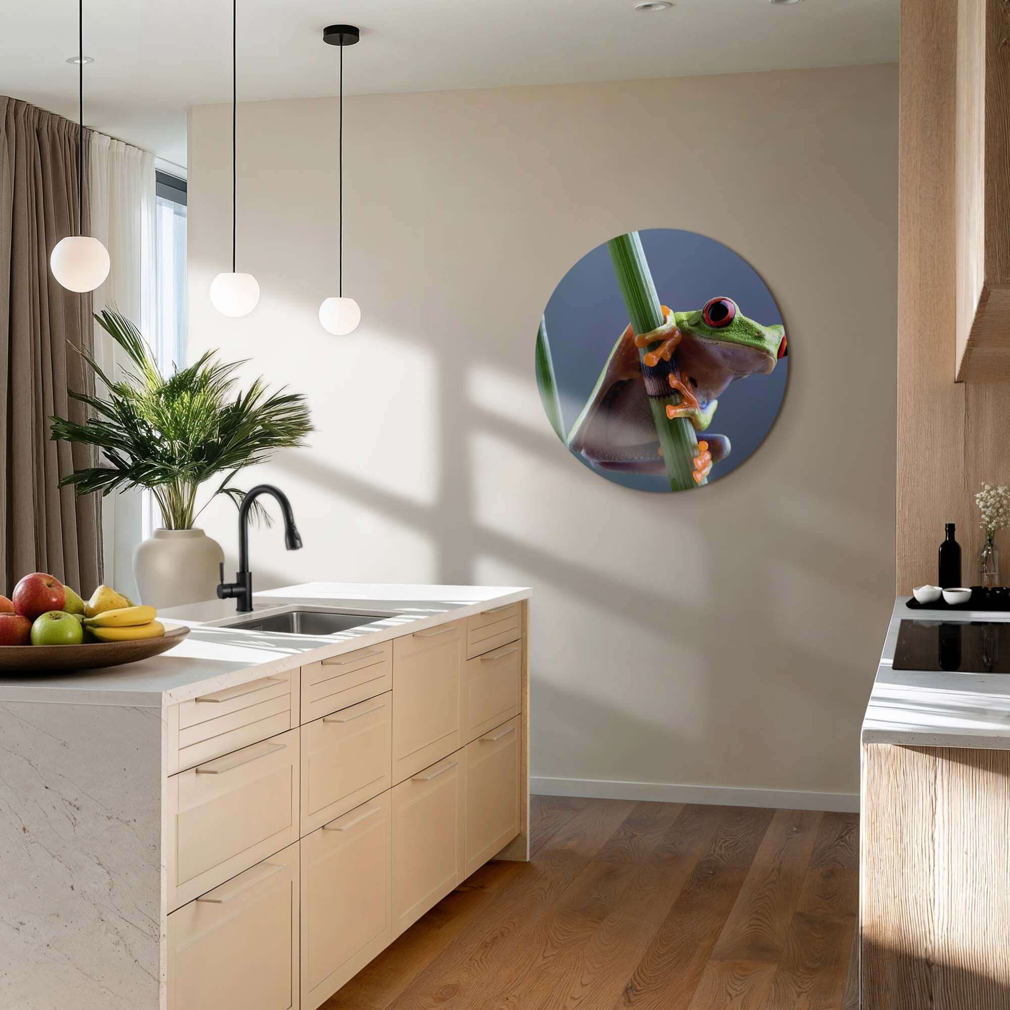 Emerald Climber - Wandbild mit einem Laubfrosch, der sich an einem grünen Stiel festhält, ideal für die Innendekoration.