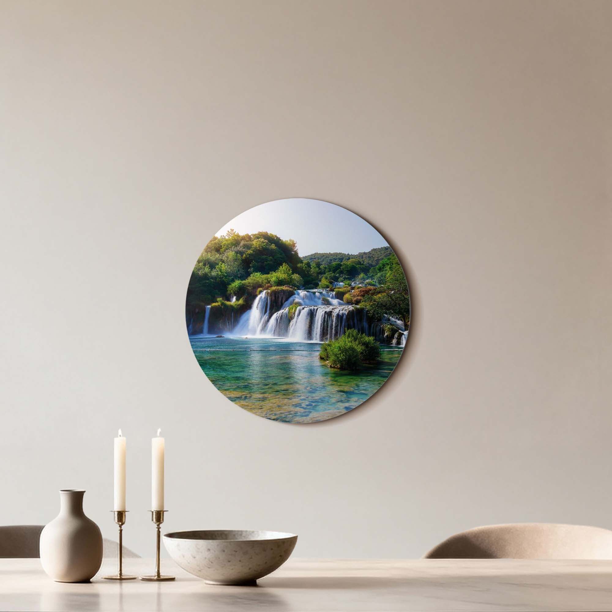 Emerald Falls - Wandbild mit türkisem See, grüner Natur und Wasserfällen für die Innendekoration, perfekt für Küche oder Esszimmer.