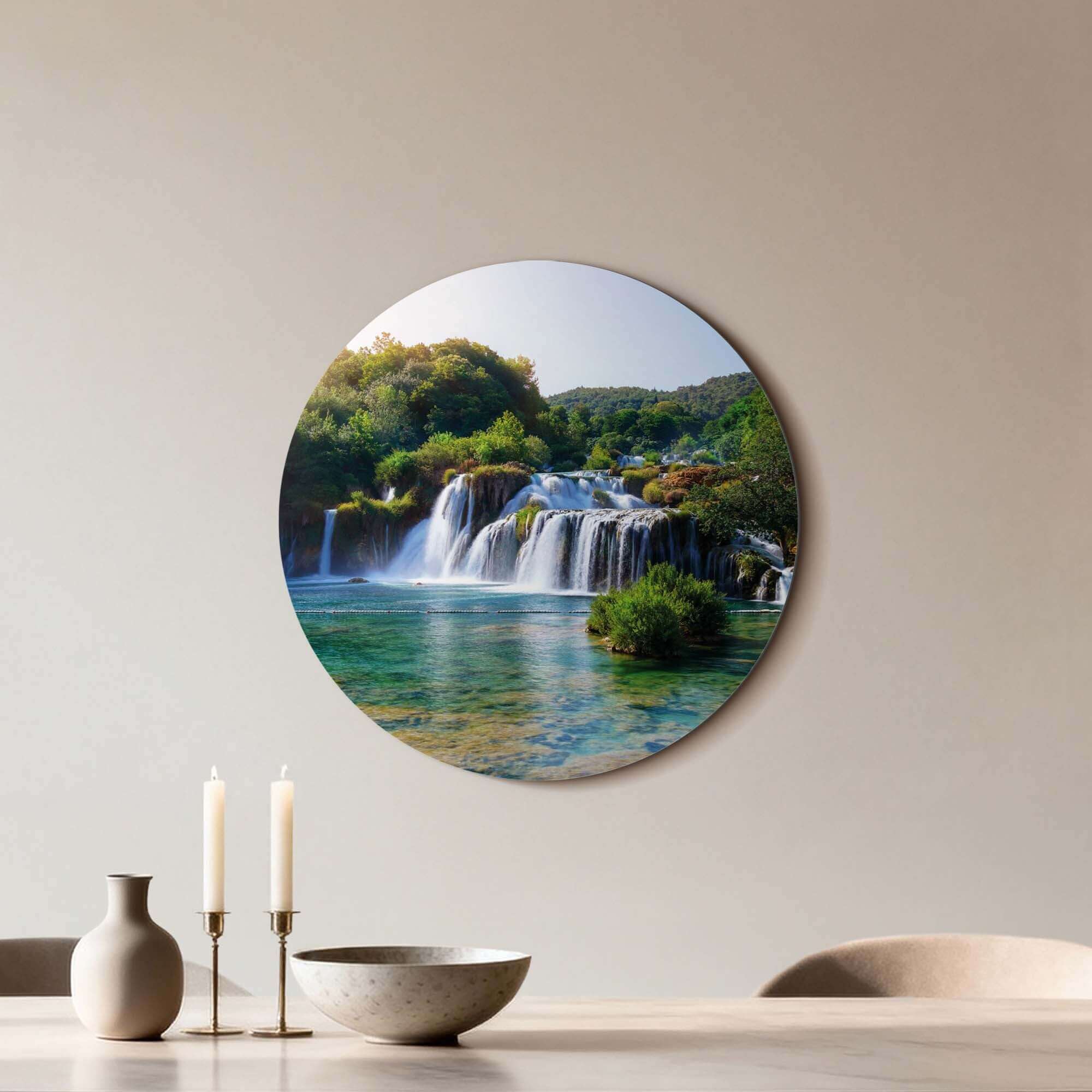 Emerald Falls - Wandbild mit heiterer Natur, türkisfarbenem See und Wasserfällen. Bringen Sie Ruhe in Ihren Raum mit diesem schönen Wandbild.