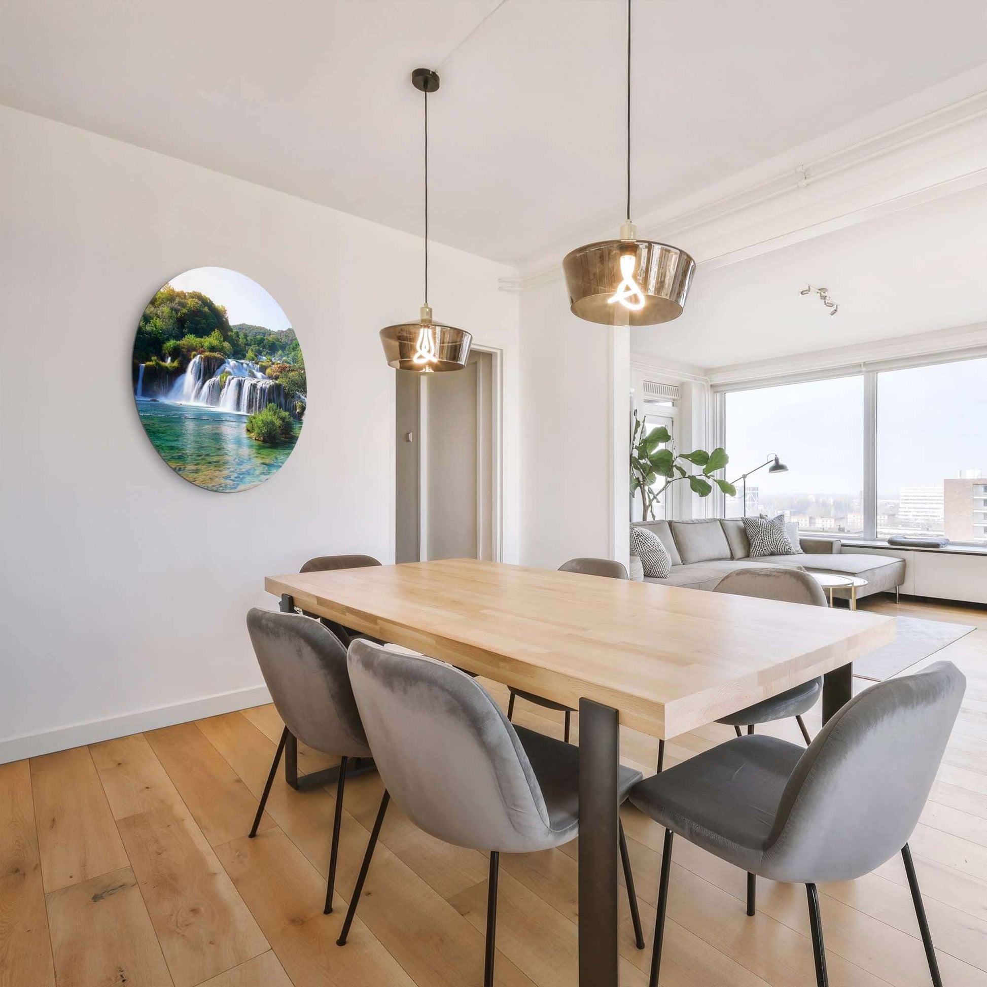 Elegantes Interieur mit Emerald Falls - Wandbild an der Wand, der die ruhige Natur, den türkisfarbenen See und die mächtigen Wasserfälle zeigt. Wandbild-Ambiente.