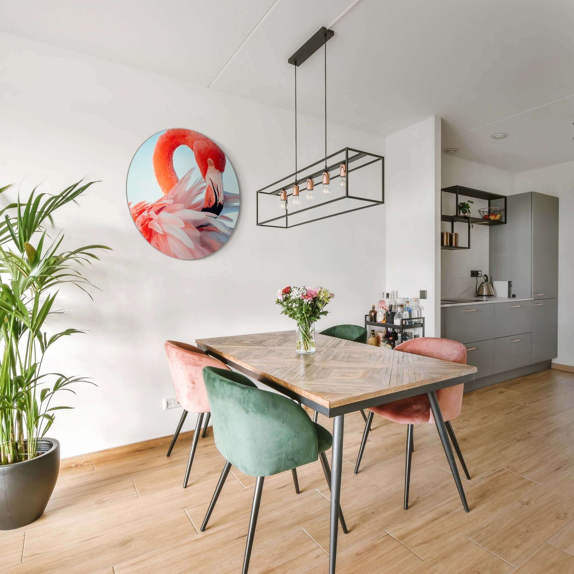 Feathered Grace - Wandbild an der Wand in einer modernen Küche mit einem Esszimmertisch aus Holz und bunten Stühlen.