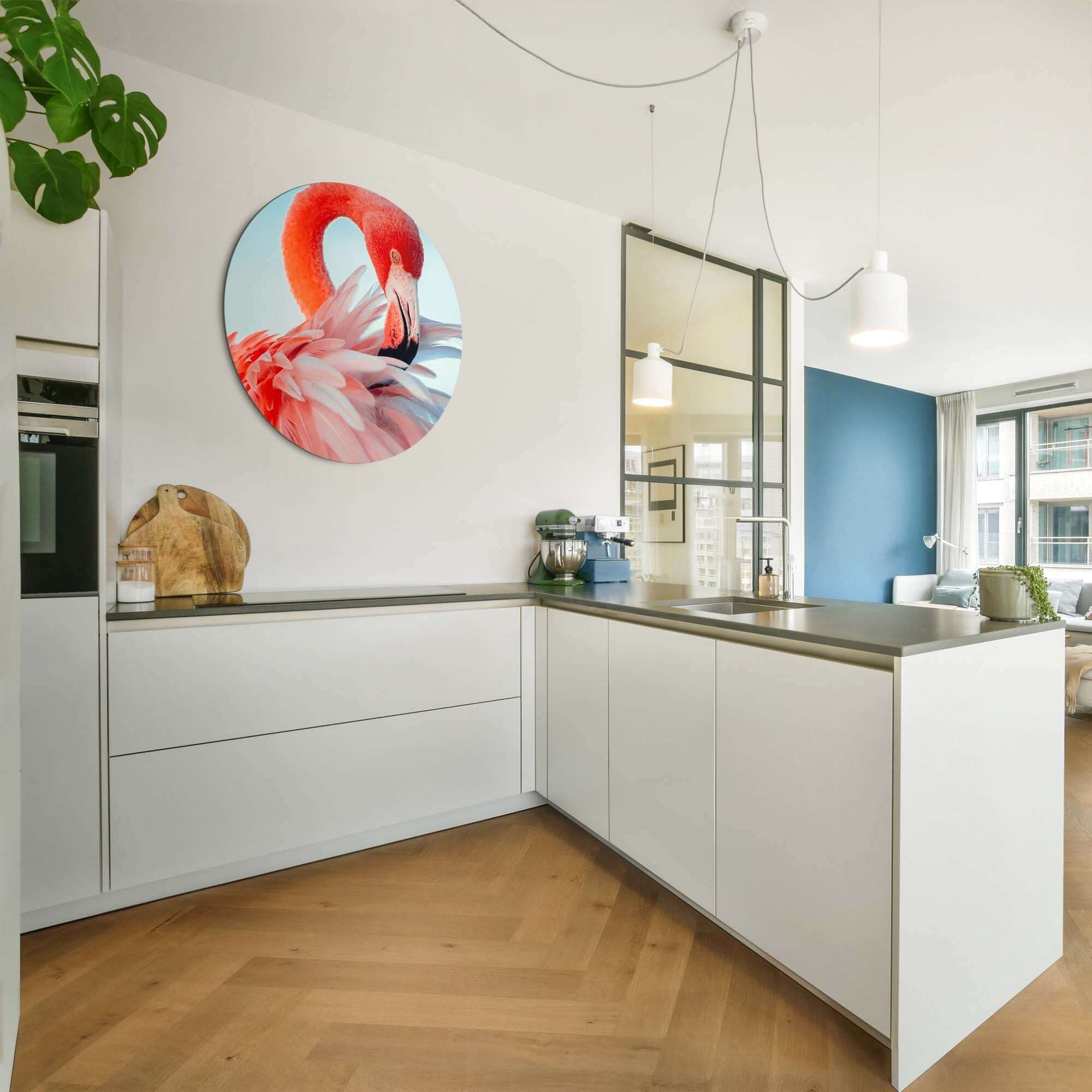 Feathered Grace - Wandbild in moderner Küche mit Flamingo-Kunstwerk und stilvollem Dekor.