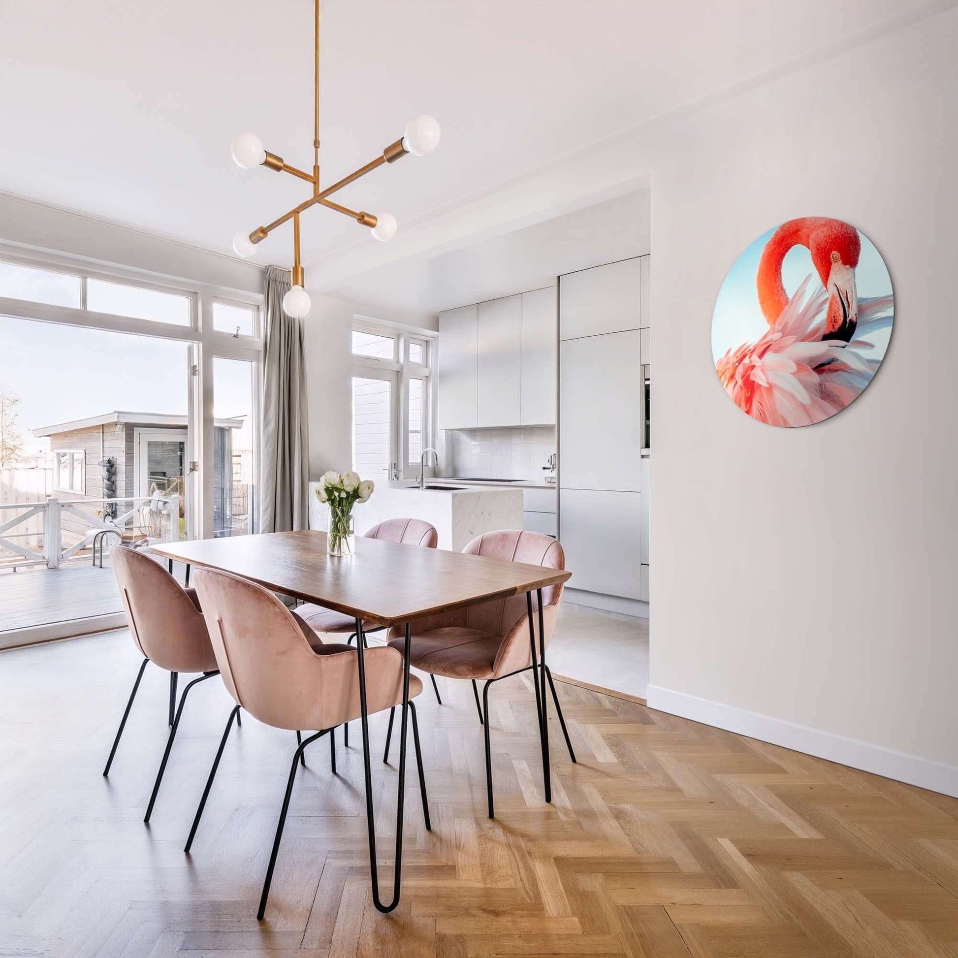 Feathered Grace - Wandbild in einem modernen Esszimmer mit rosa Stühlen und viel natürlichem Licht.