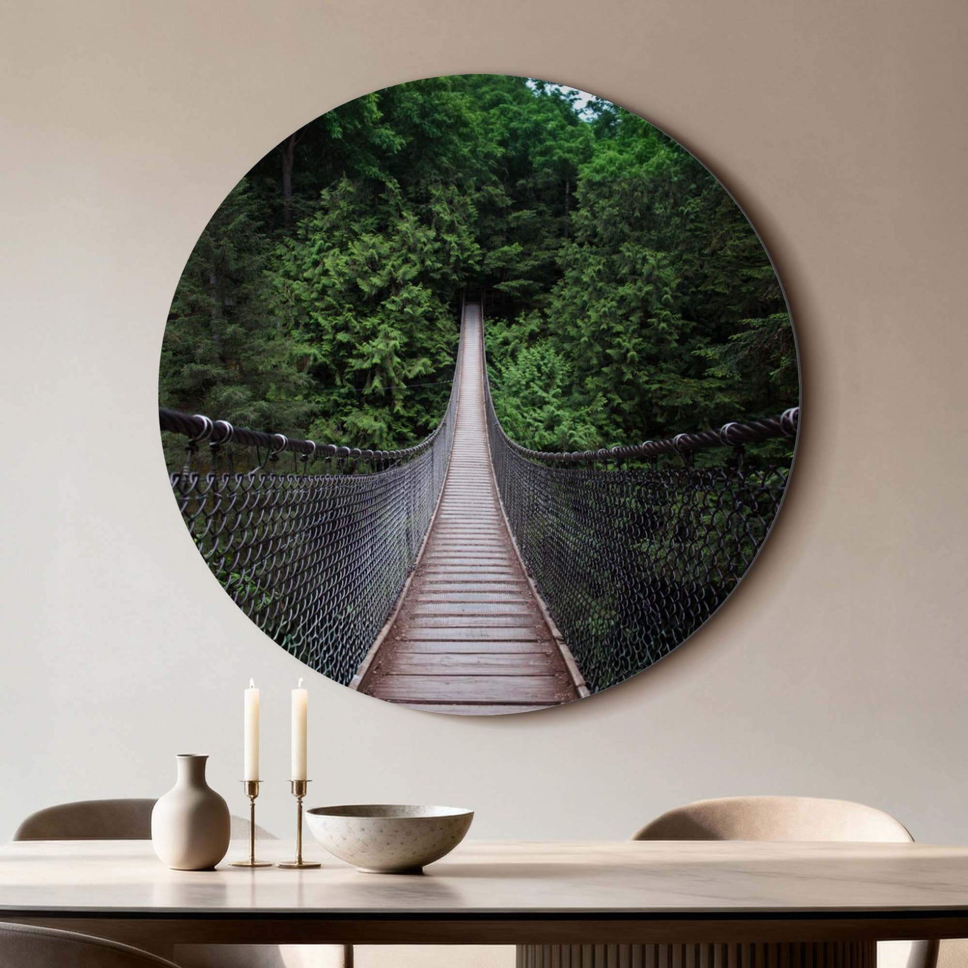 Forest Crossing - Wandbild mit hölzerner Hängebrücke im grünen Wald für einen natürlichen Look.