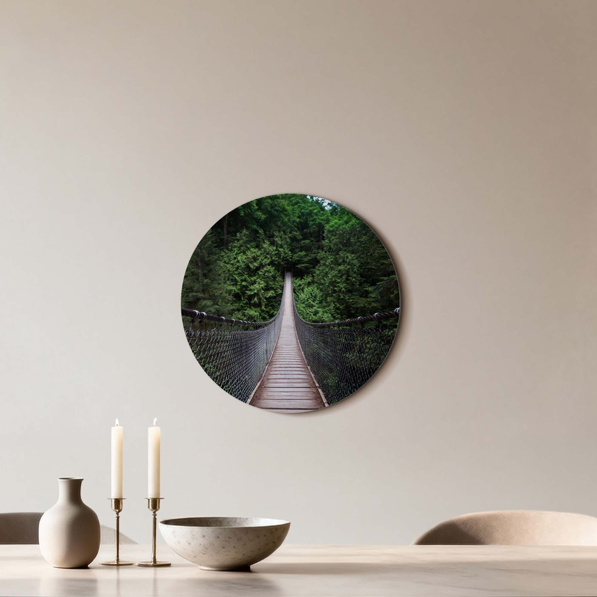 Forest Crossing - Wall Circle: hölzerne Hängebrücke im Grünen, bringt Ruhe und Abenteuer in Ihr Interieur.