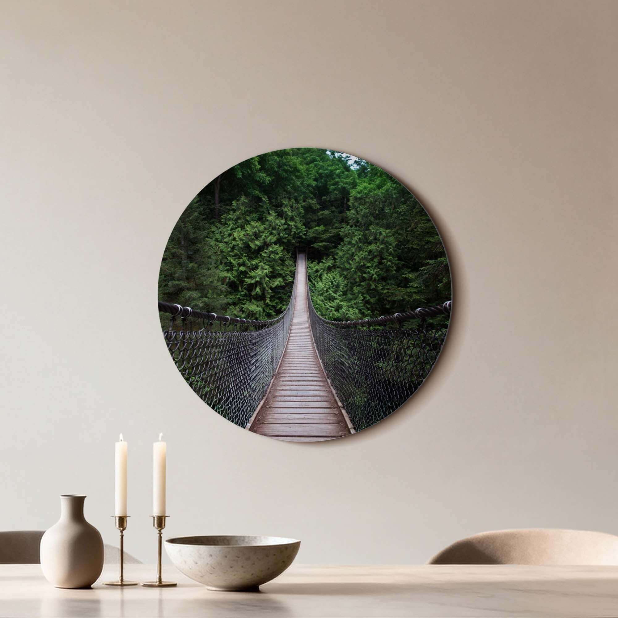 Forest Crossing - Wandbild einer hölzernen Hängebrücke, die sich durch den grünen Wald schlängelt.