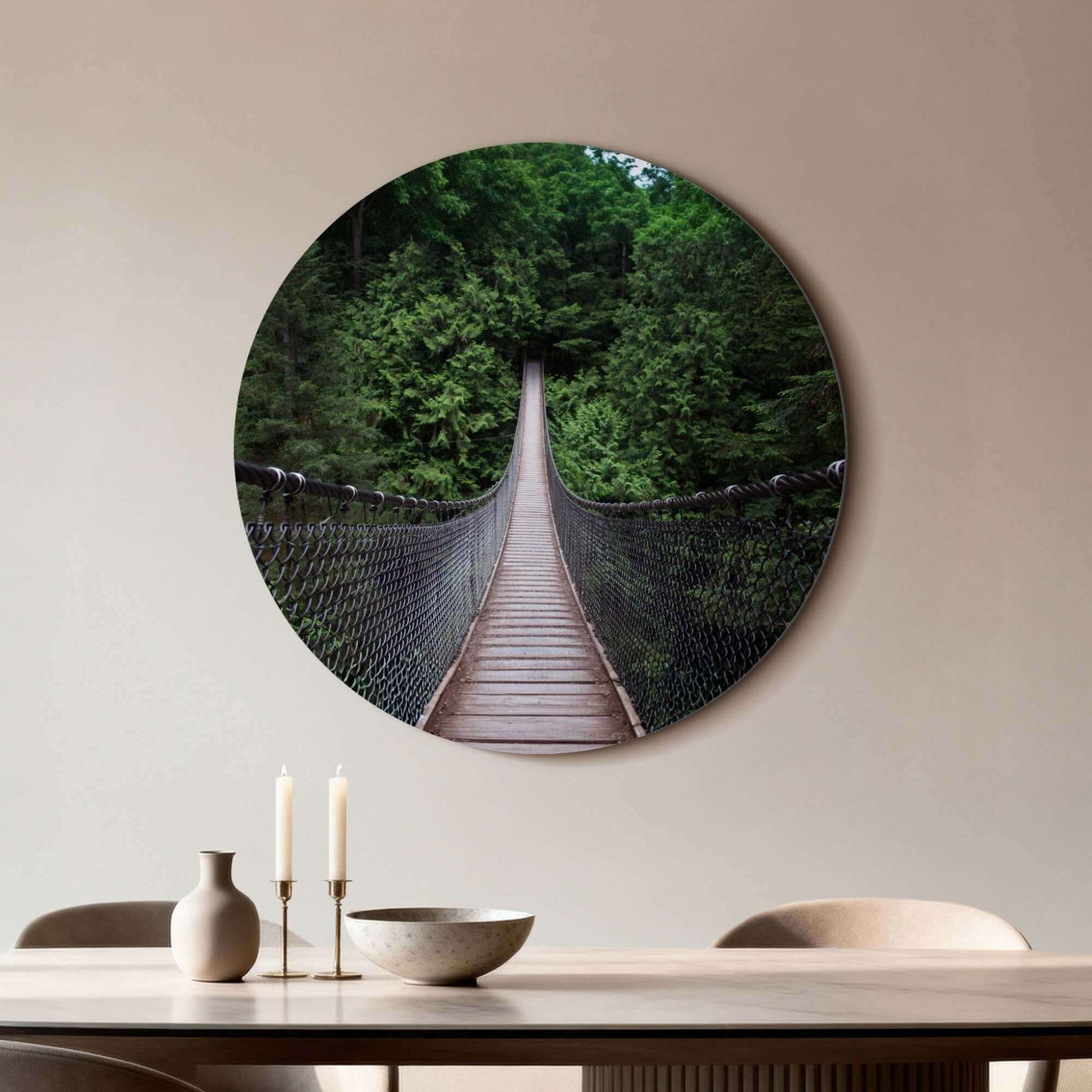 Forest Crossing - Wandbild mit einer hölzernen Hängebrücke im grünen Wald, für Ruhe und Abenteuer.