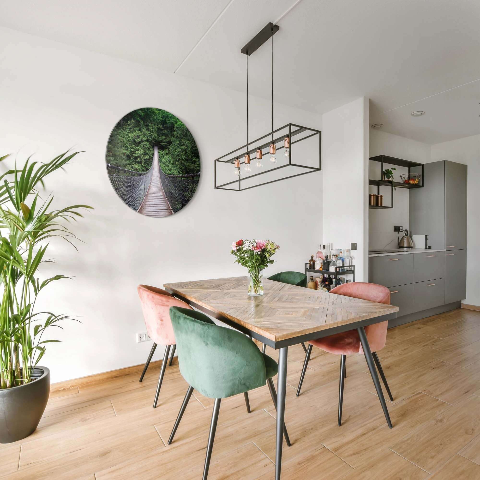 Forest Crossing - Wandbild in einem modernen Esszimmer mit Holztisch und Pflanzen.