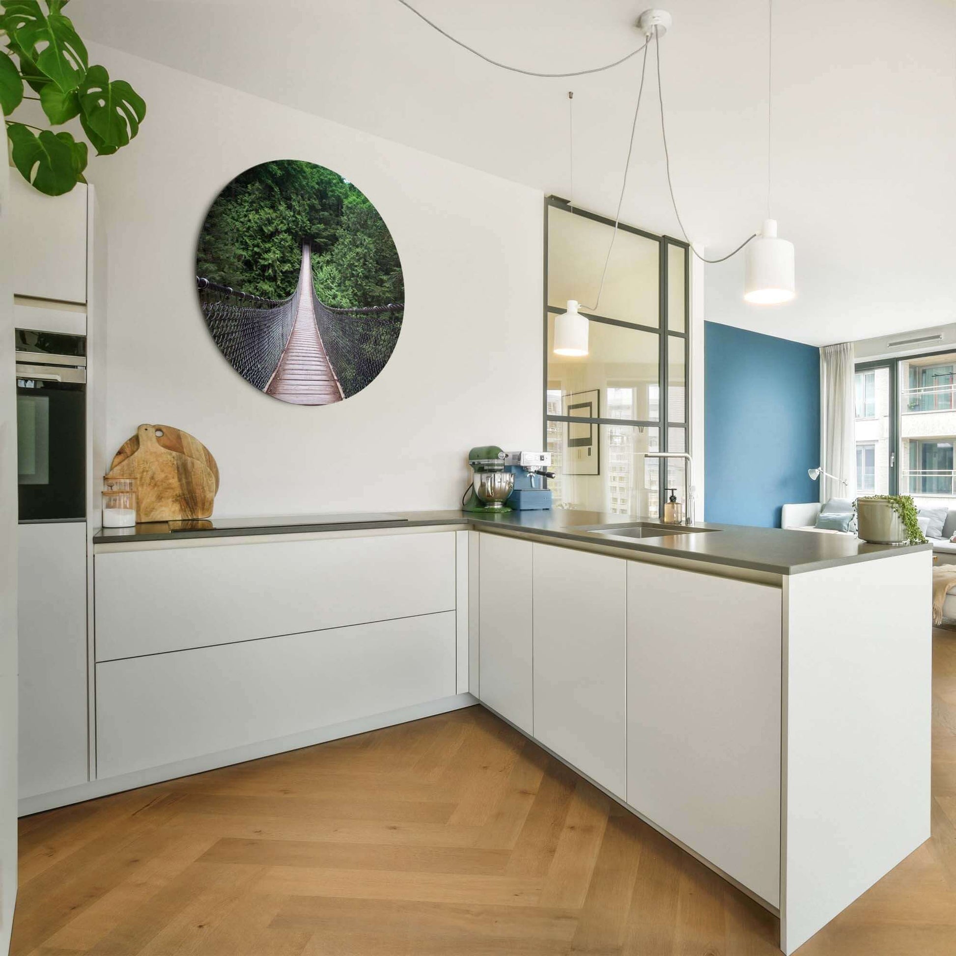 Forest Crossing - Wandbild in moderner Küche mit hölzerner Hängebrücke und grünem Hintergrund.