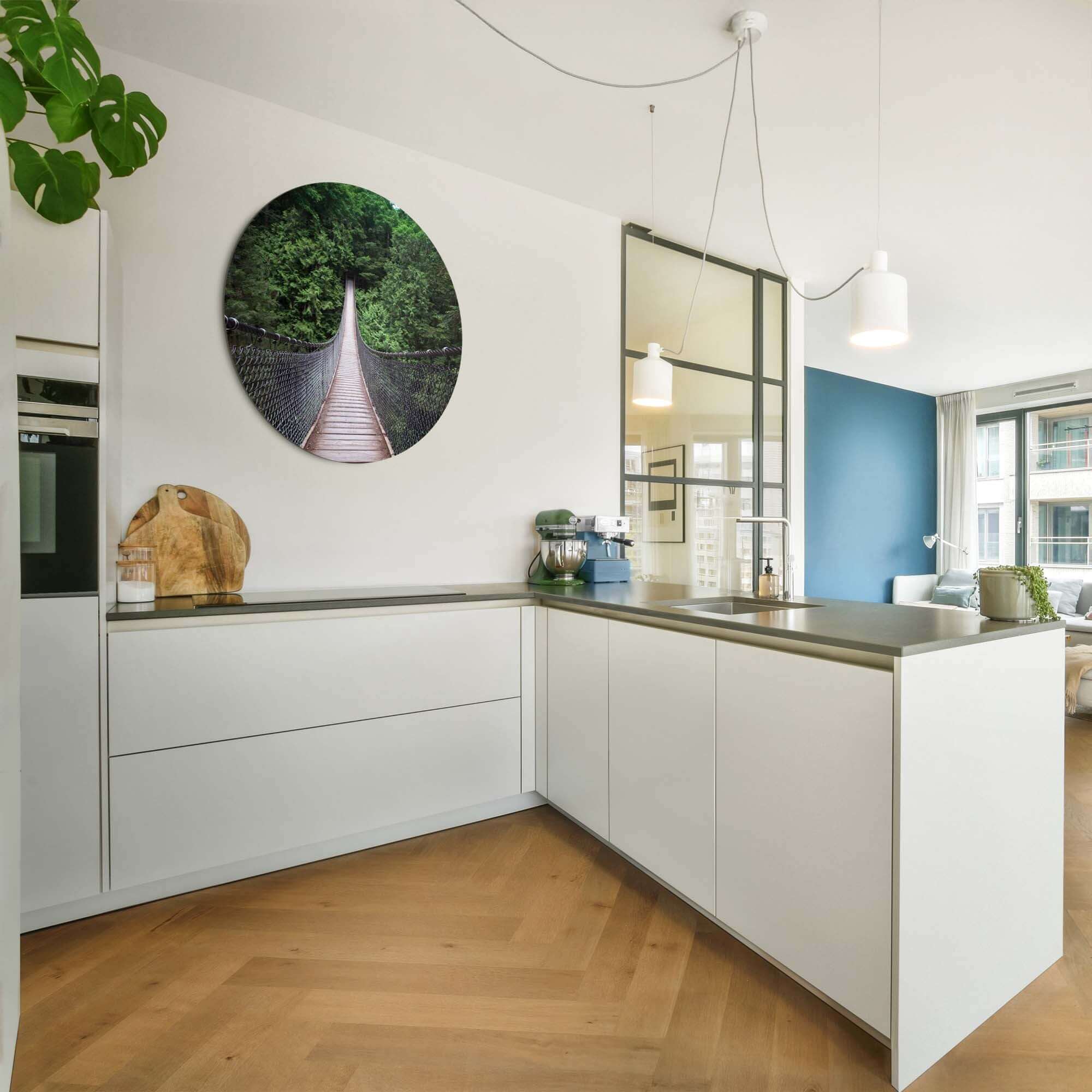 Forest Crossing - Wandbild in moderner Küche mit hölzerner Hängebrücke und grünem Hintergrund.