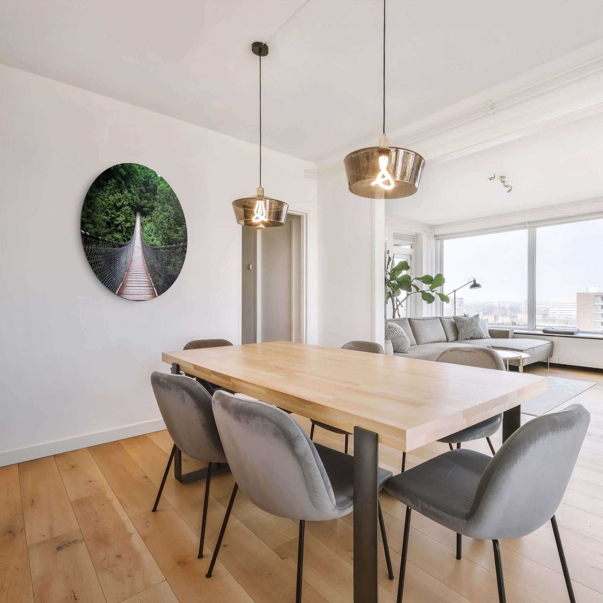 Forest Crossing - Wandbild als Wanddekoration über einem hölzernen Esstisch im modernen Wohnzimmer.