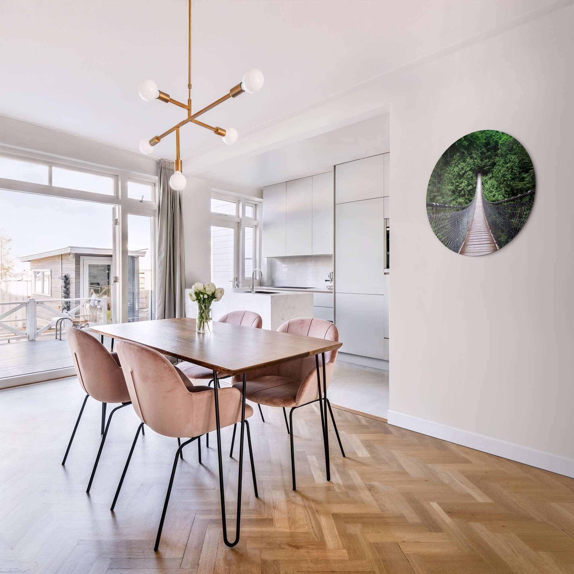 Forest Crossing - Wandbild in einem modernen Esszimmer mit Holztisch und rosa Stühlen.