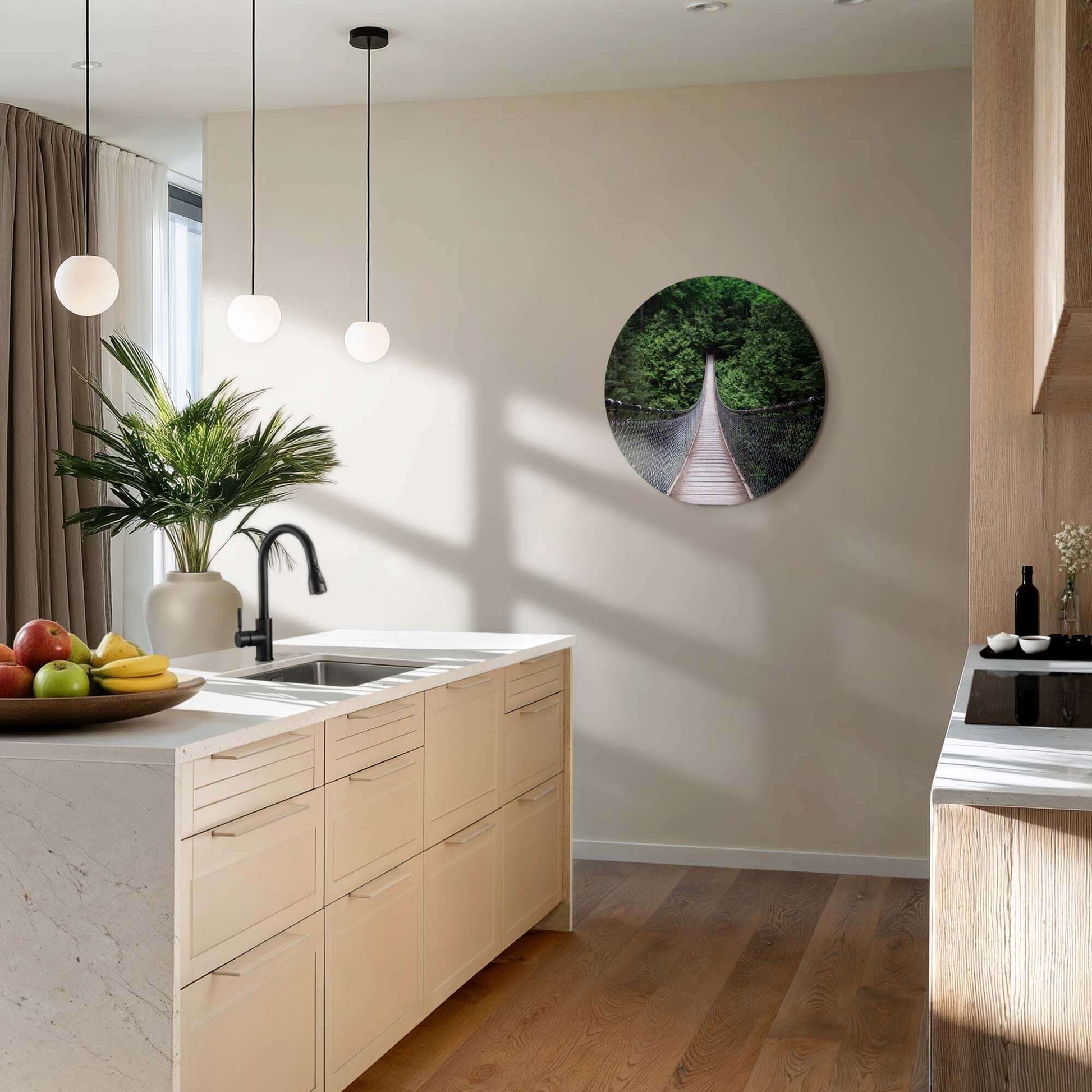 Forest Crossing - Wandbild, eine hölzerne Hängebrücke im Grünen, ideal für die Wanddekoration.