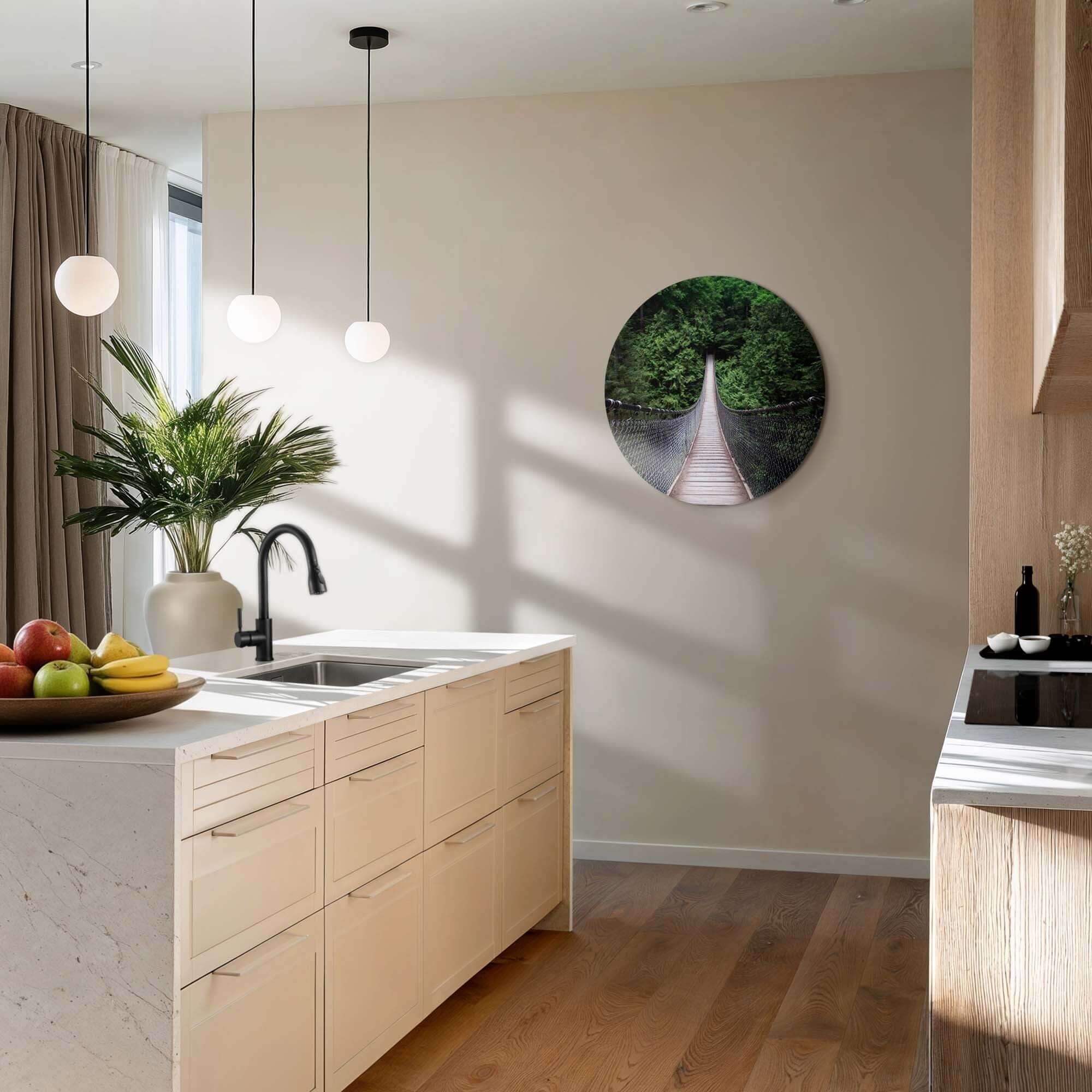 Forest Crossing - Wandbild, eine hölzerne Hängebrücke im Grünen, ideal für die Wanddekoration.