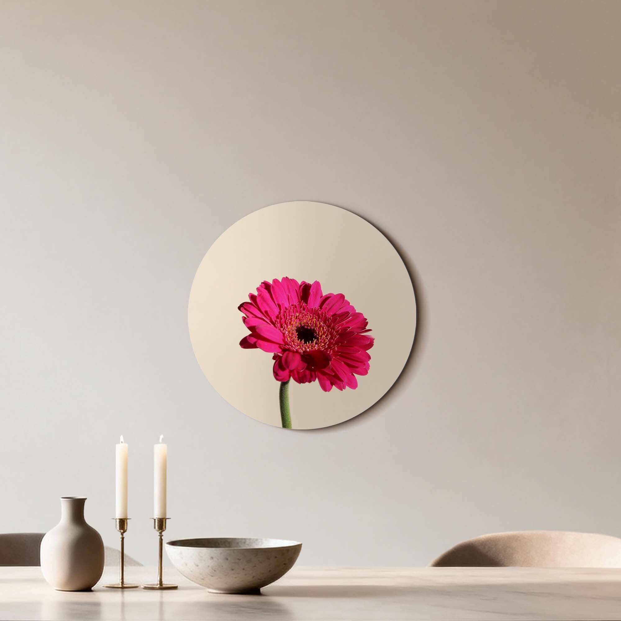 Fuchsia Gerbera - Wandbild auf beigem Hintergrund, stilvoller Wandbild für Küche und Wohnzimmer.