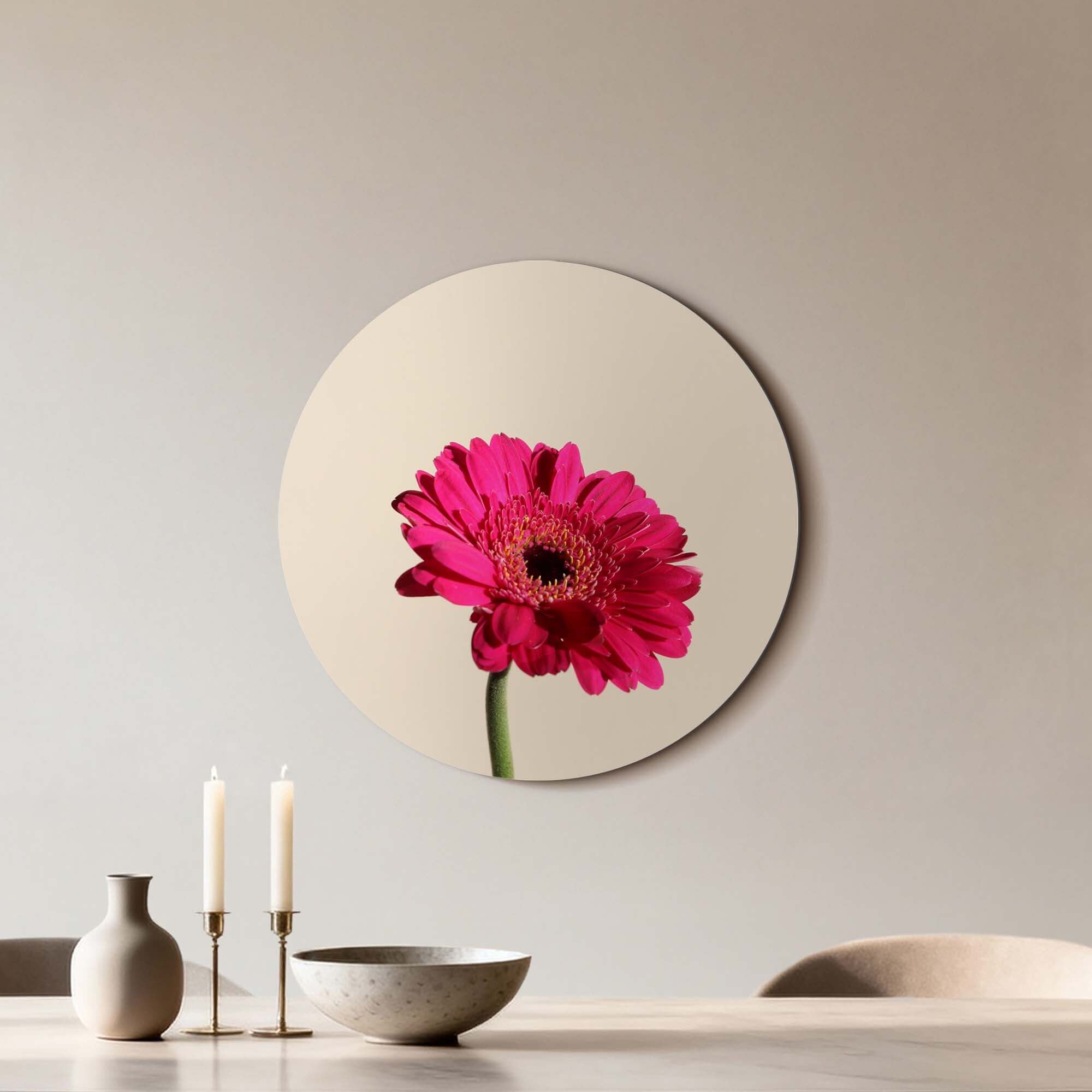 Fuchsia Gerbera - Wandbild auf beigem Hintergrund, ein stilvoller Wandbild für jeden Raum.