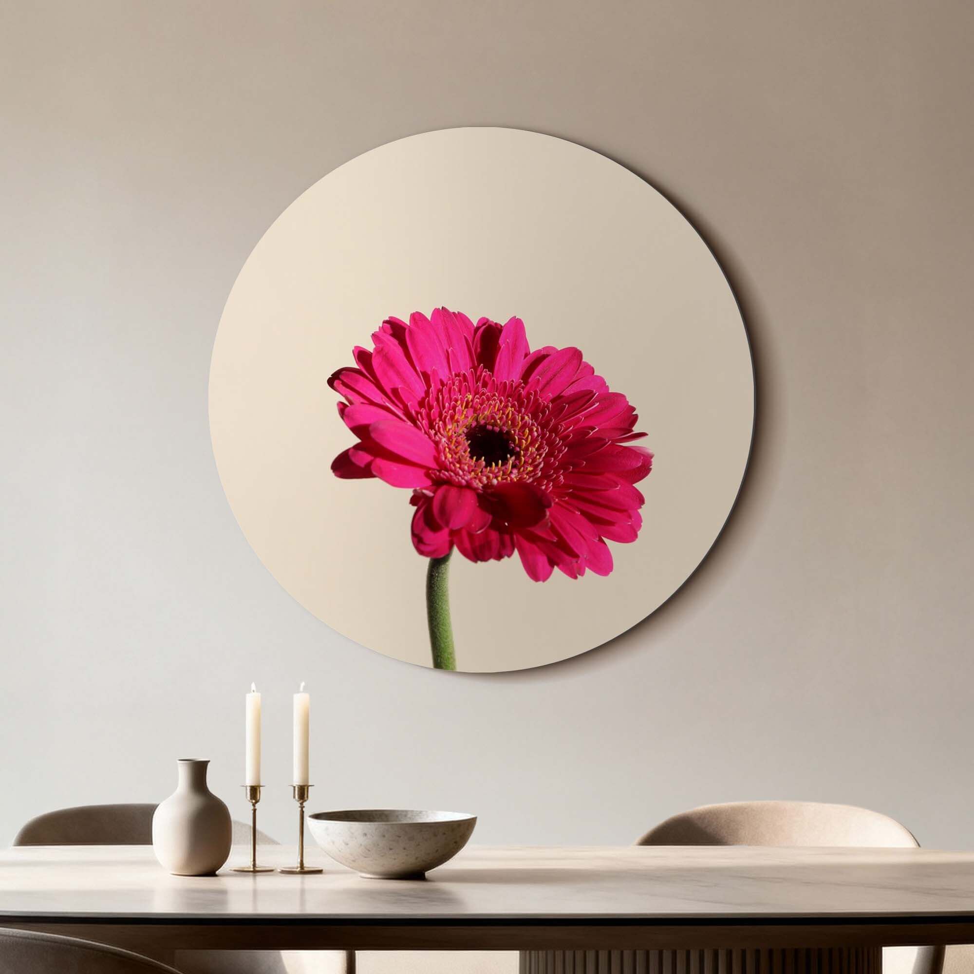 Fuchsia Gerbera - Wandbild auf beigem Hintergrund, ein stilvoller Wandbild für jeden Raum.