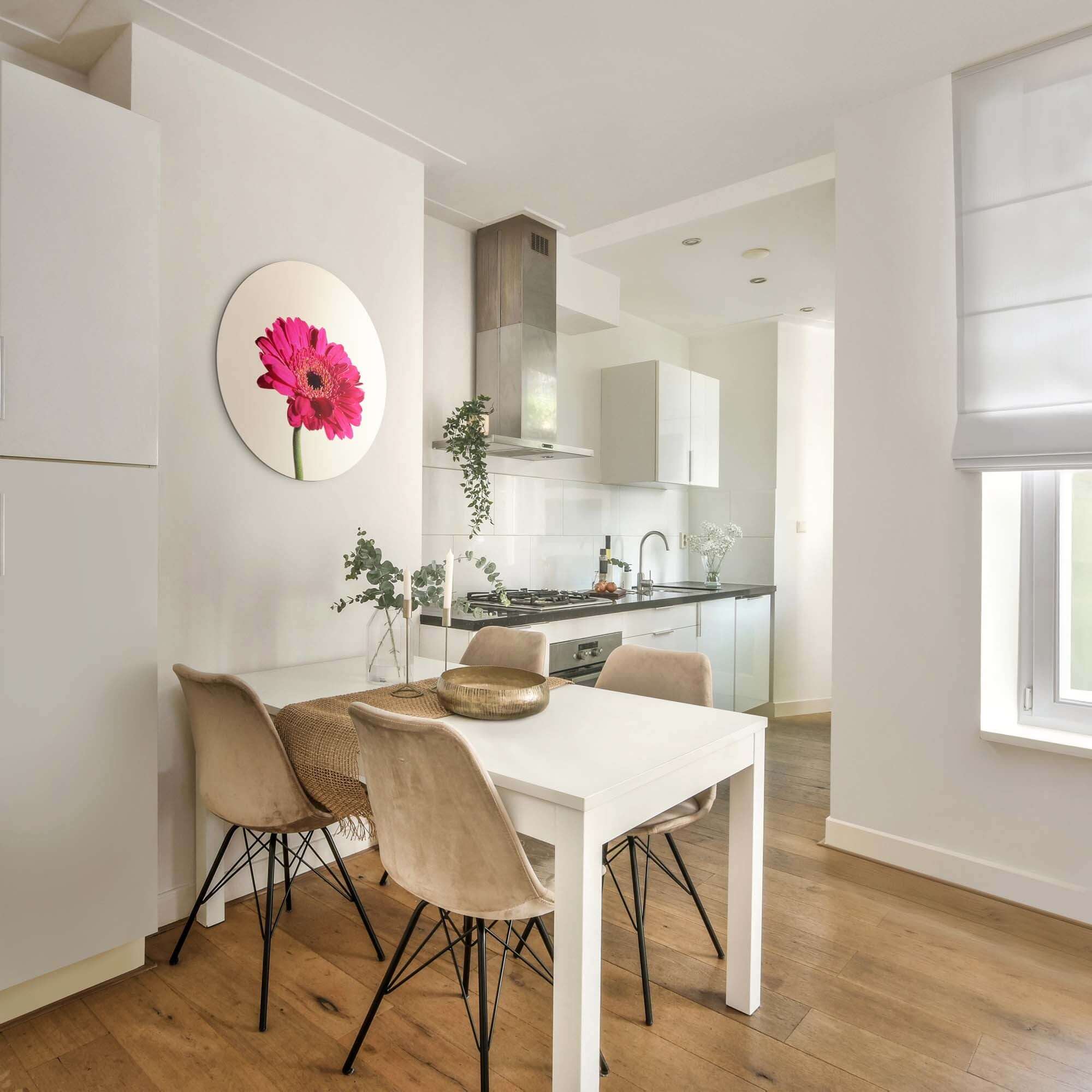 Fuchsia Gerbera - Wandbild auf beigem Hintergrund in moderner Küche mit stilvollem Esstisch.