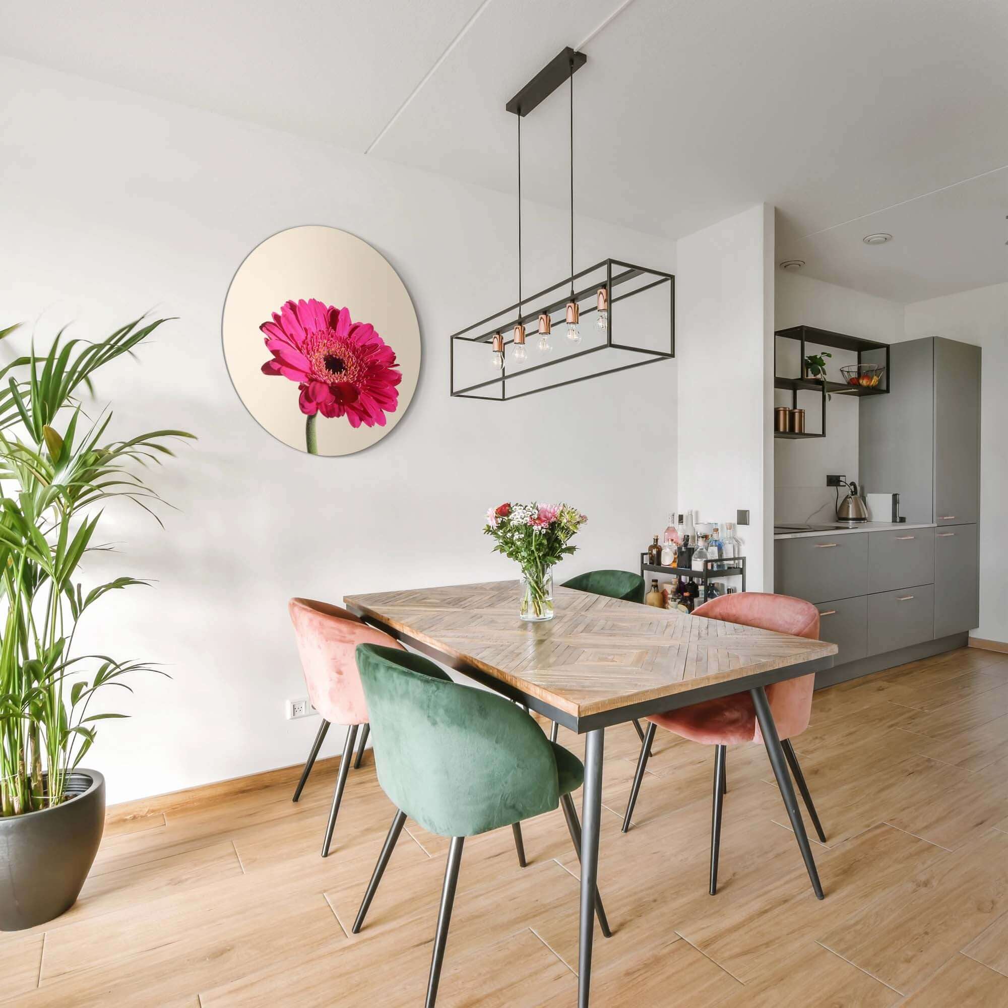 Fuchsia Gerbera - Wandbild auf beigem Hintergrund in moderner Küche mit stilvollen Möbeln.