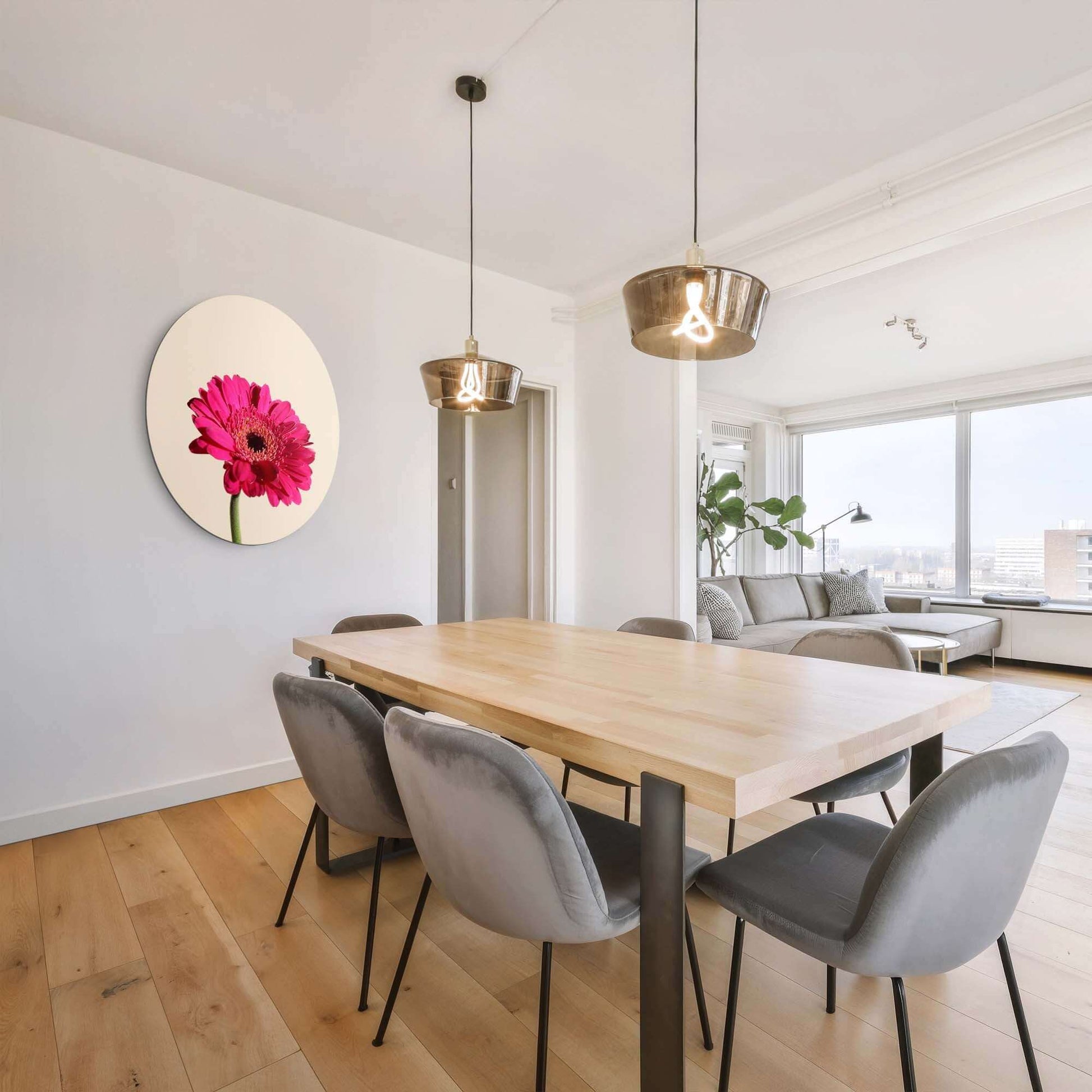Fuchsia Gerbera - Wandbild in einem modernen Esszimmer mit beigem Hintergrund und stilvollen Möbeln.