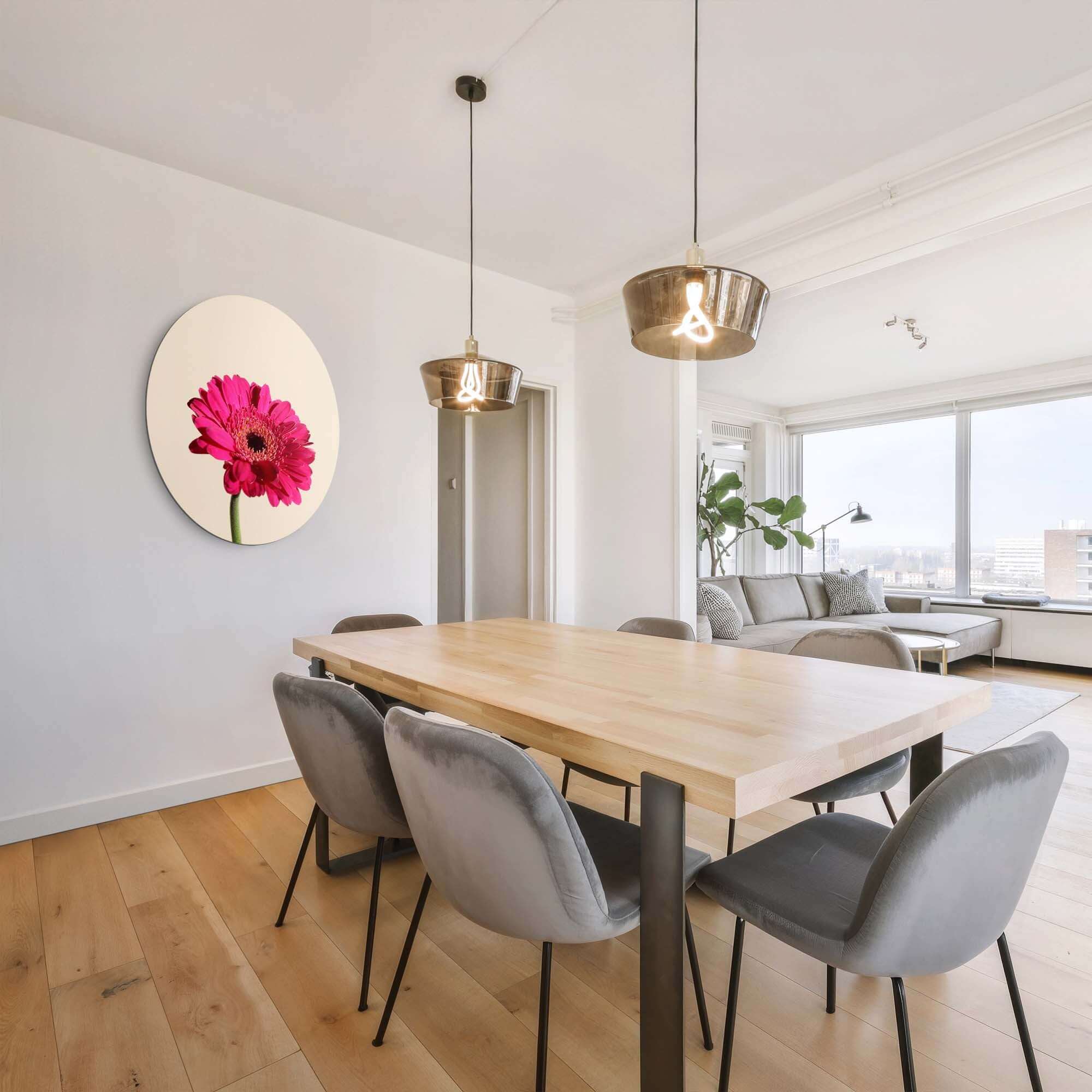 Fuchsia Gerbera - Wandbild in einem modernen Esszimmer mit beigem Hintergrund und stilvollen Möbeln.