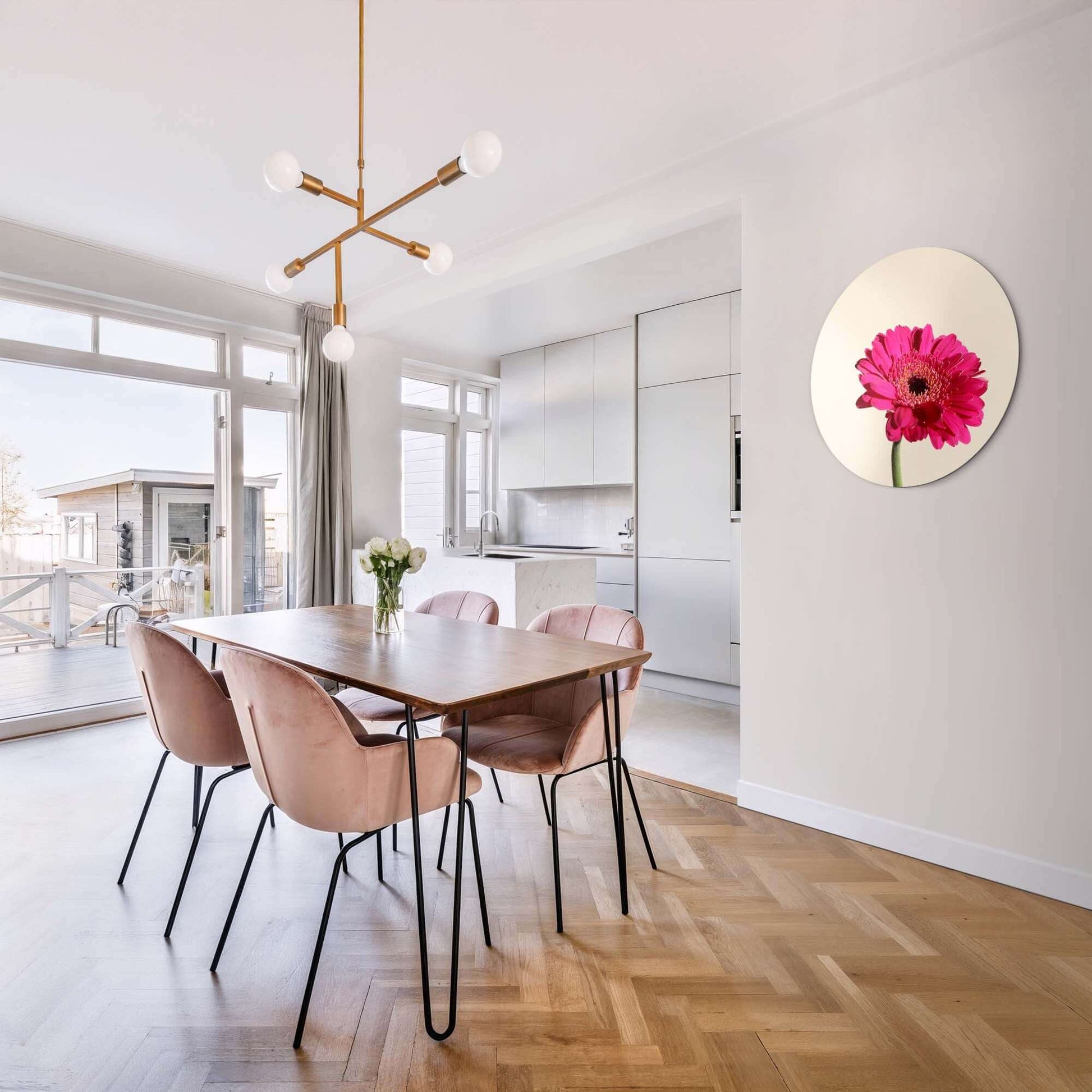 Fuchsia Gerbera - Wandbild auf beigem Hintergrund im modernen Wohnzimmer mit Esstisch und Stühlen.
