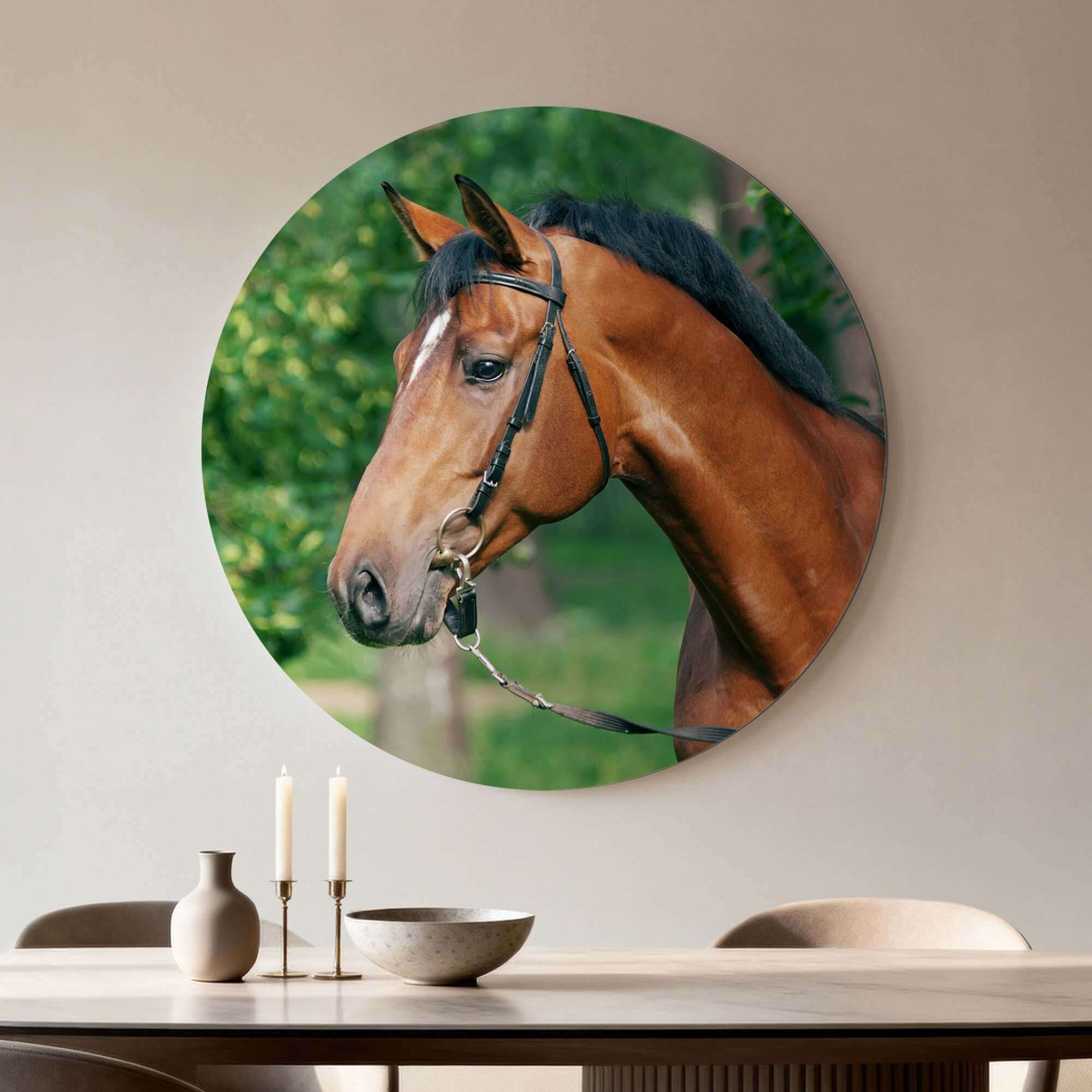 Gentle Strength - Wandbild mit einem eleganten Pferd in natürlichem Licht, perfekt für moderne Innenräume.