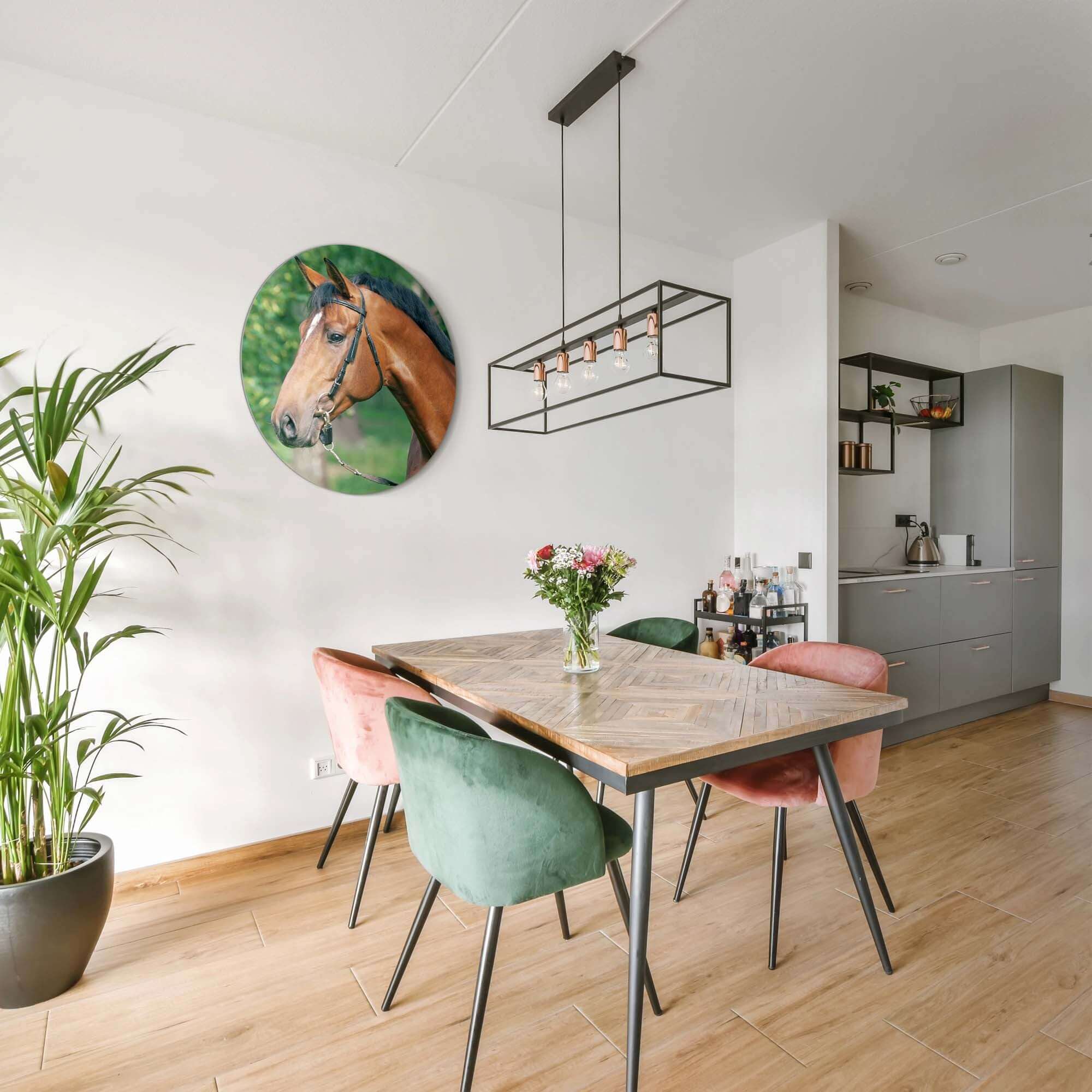 Gentle Strength - Wandbild eines edlen Pferdes in natürlichem Licht, perfekt für Küche oder Wohnzimmer.
