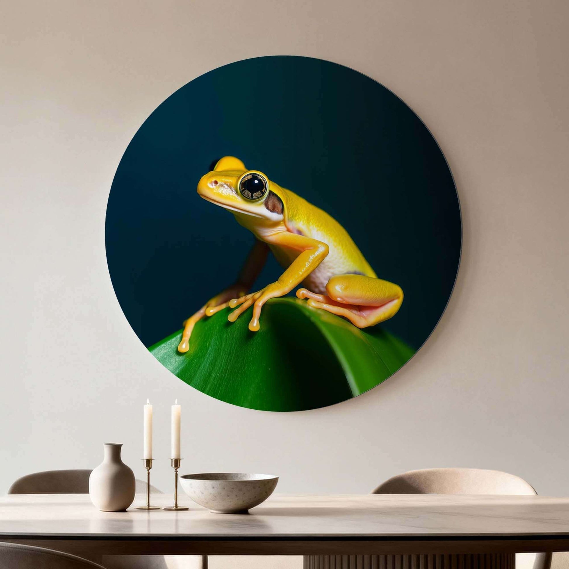 Golden Glow - Wandbild mit leuchtend gelbem Frosch auf grünem Blatt, bringt tropische Energie in Ihr Zuhause.
