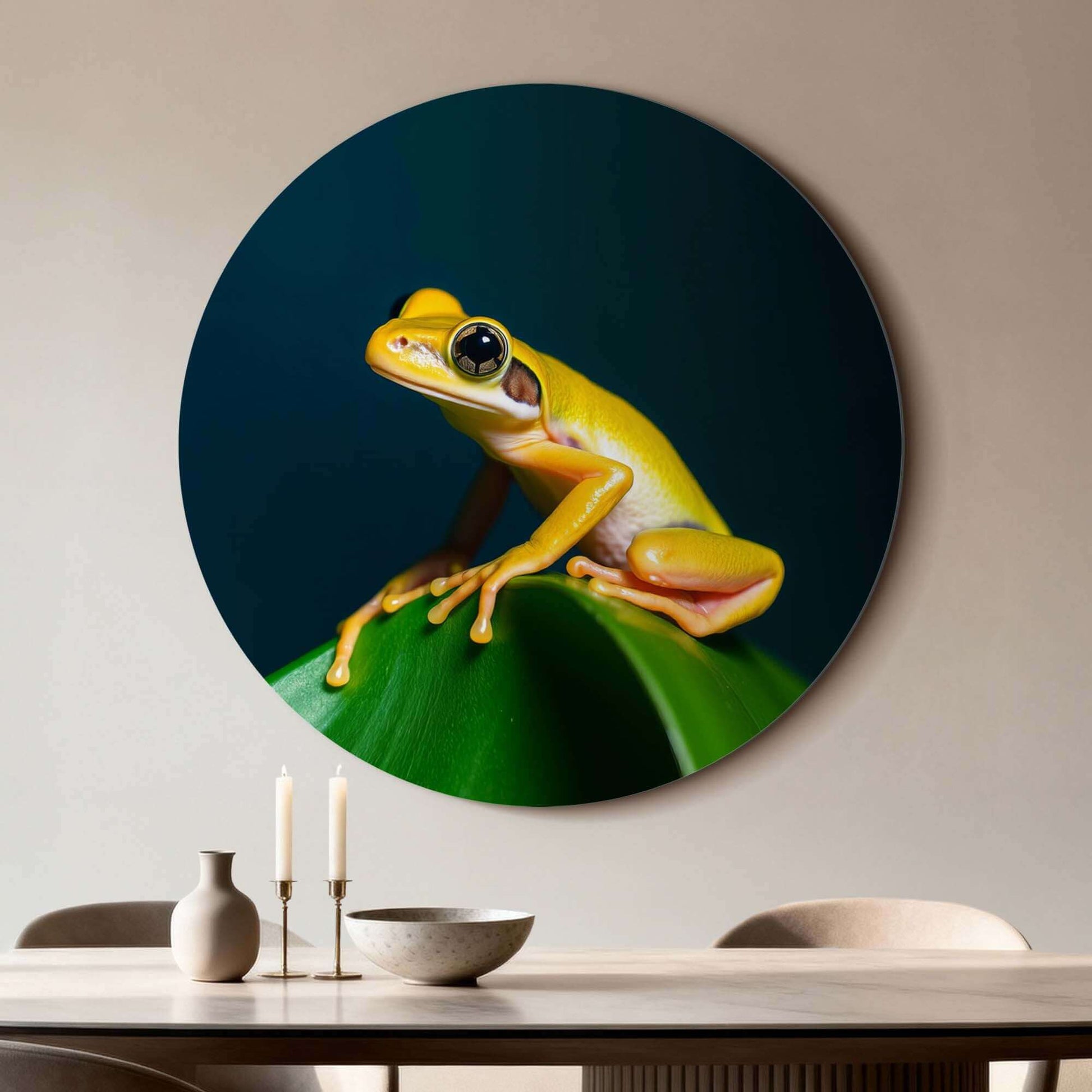 Golden Glow - Wandbild mit leuchtend gelbem Frosch auf glänzend grünem Blatt, der jedem Raum tropische Energie verleiht.