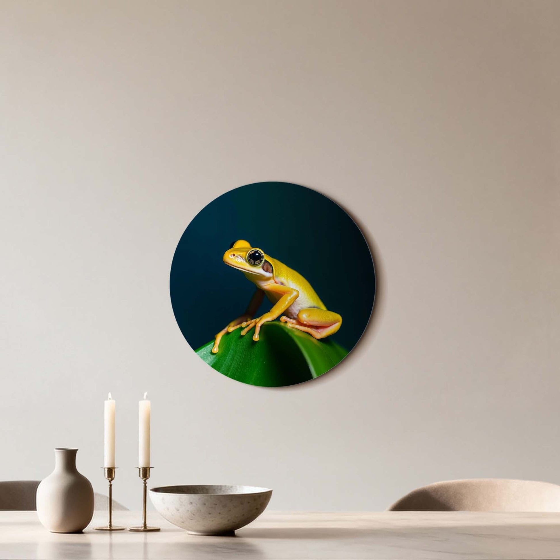 Golden Glow - Wandbild eines leuchtend gelben Frosches auf einem grünen Blatt, bringt tropische Energie in Ihr Zuhause.