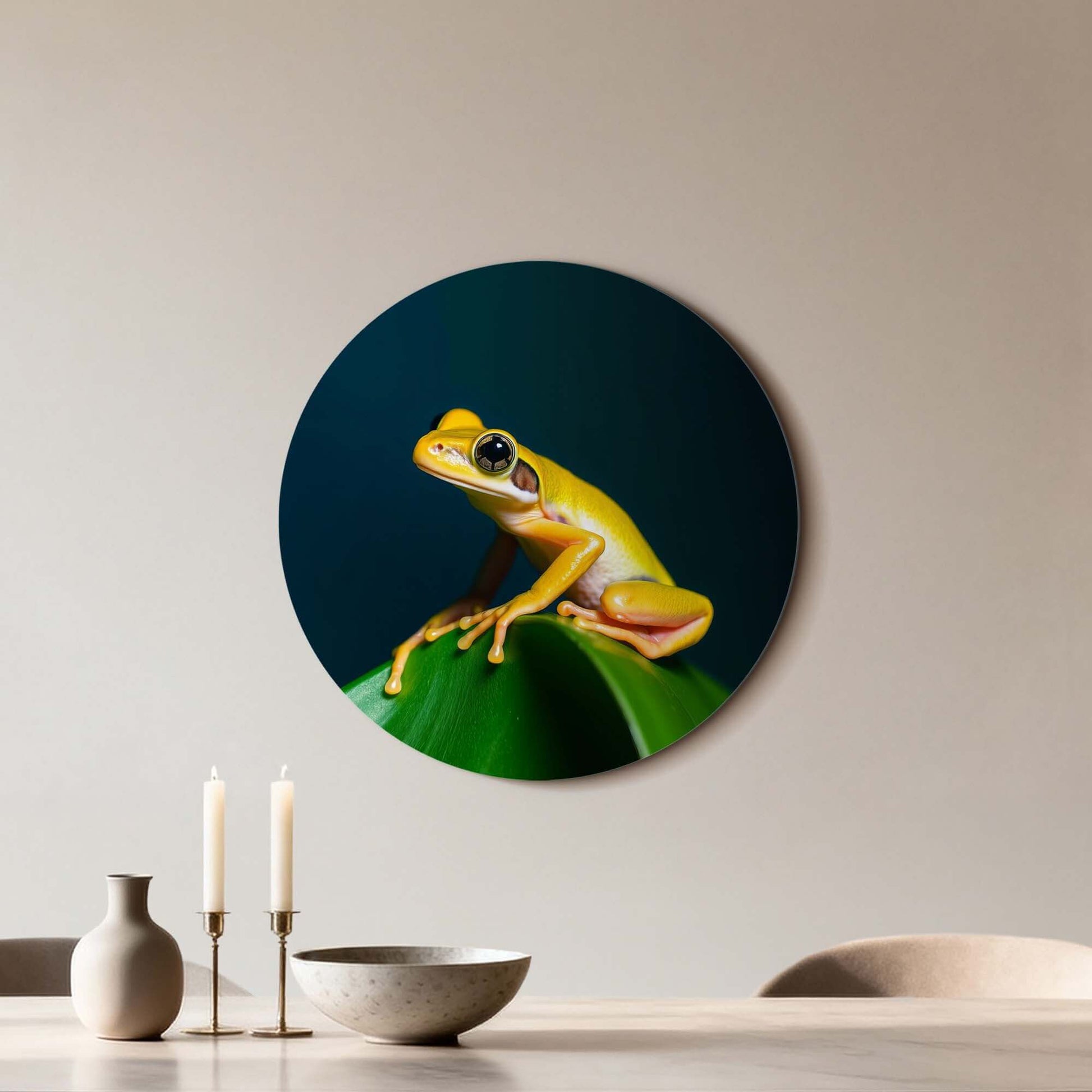 Golden Glow - Wandbild mit leuchtend gelbem Frosch auf grünem Blatt, bringt tropische Energie in Ihr Zuhause.