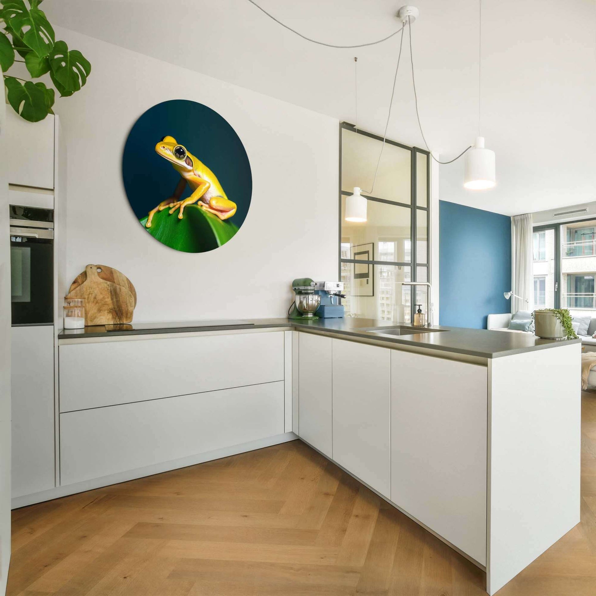 Interieur einer modernen Küche mit dem Golden Glow - Wandbild über der Arbeitsplatte.