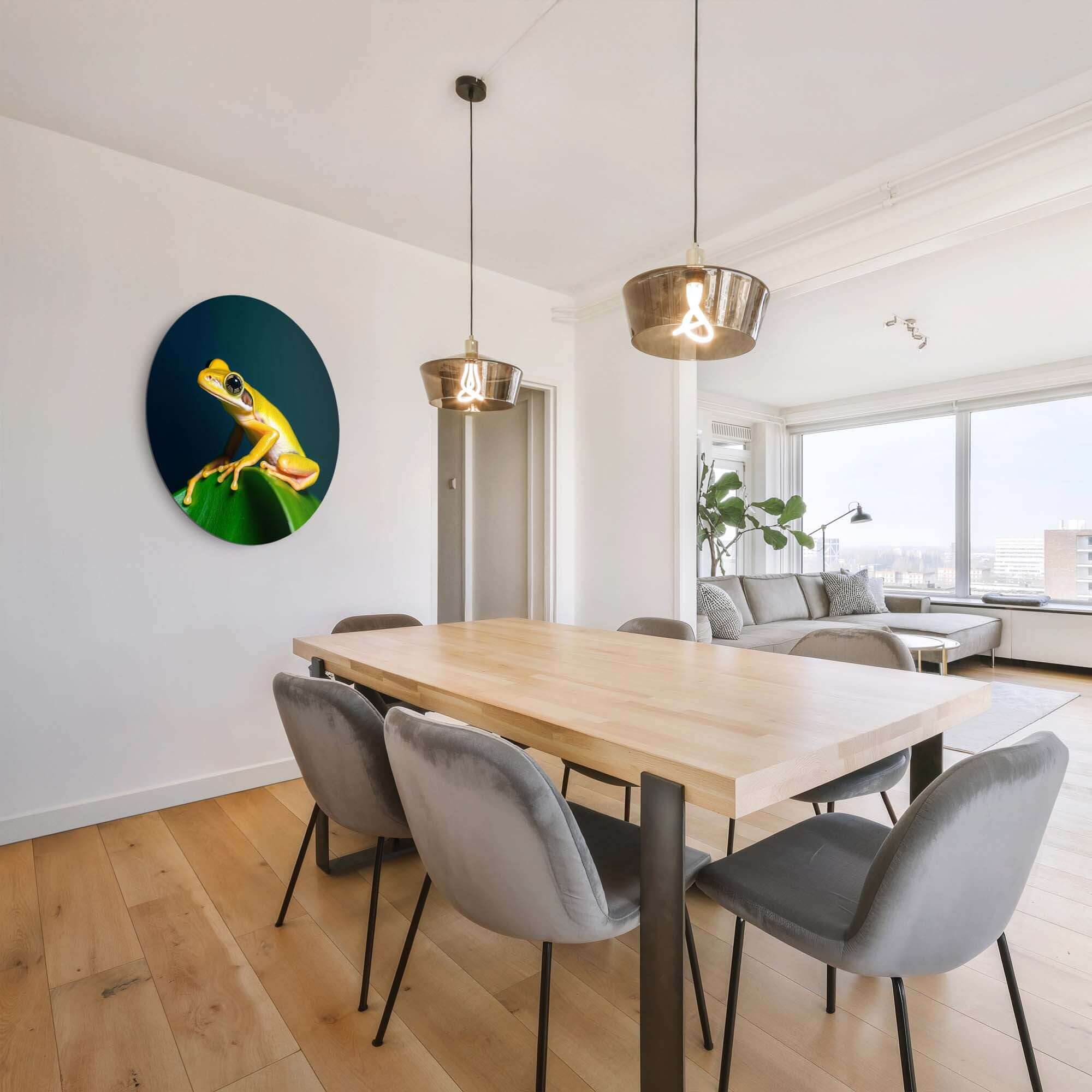 Golden Glow - Wandbild in modernem Interieur mit leuchtend gelbem Frosch und leuchtend grünem Blatt