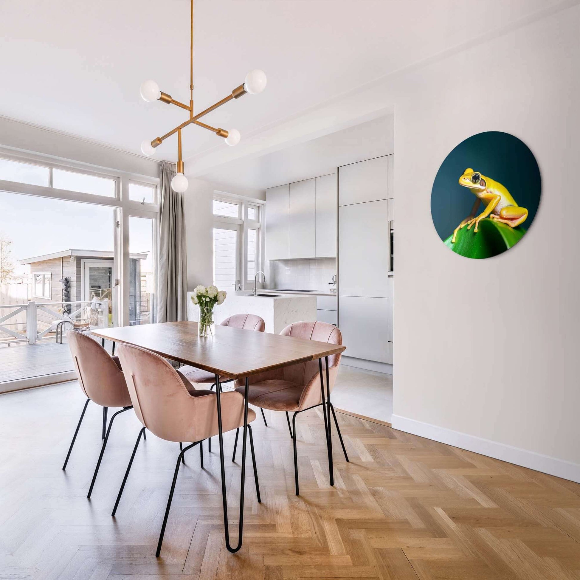Golden Glow - Wandbild an der Wand im modernen Esszimmer mit leuchtend gelbem Frosch auf grünem Blatt.