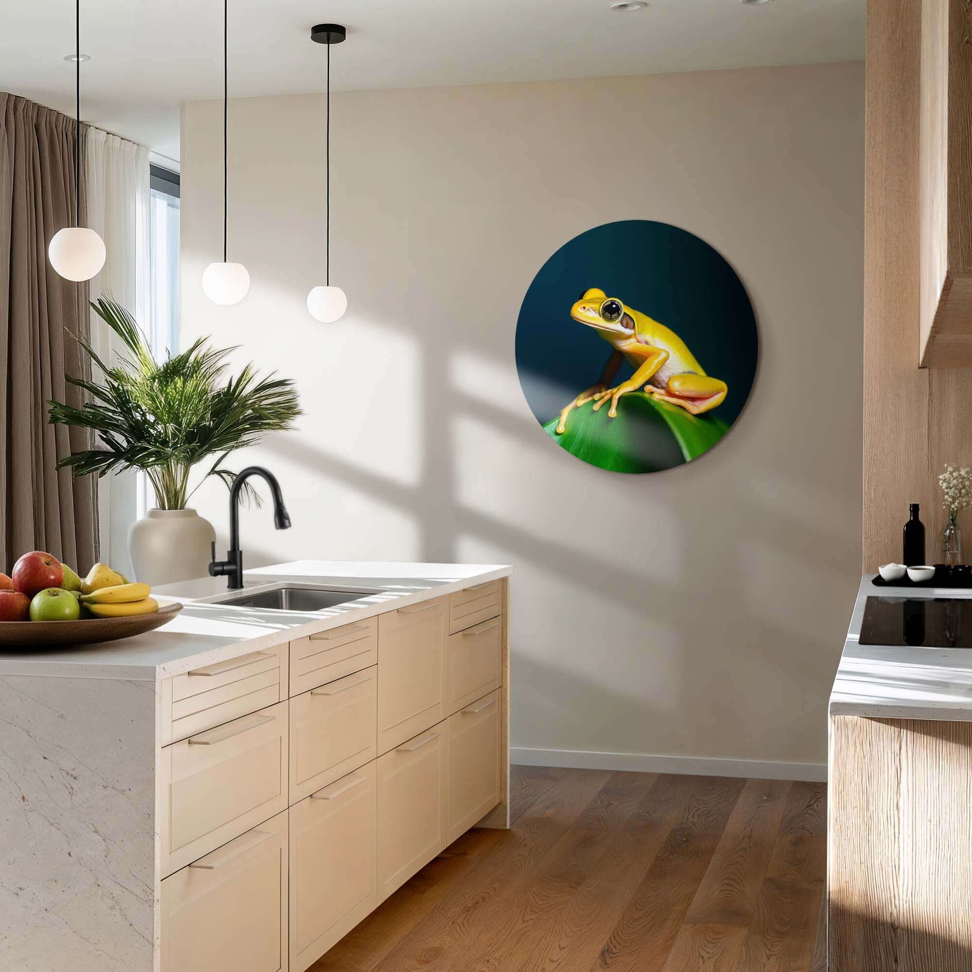 Golden Glow - Wandbild mit einem leuchtend gelben Frosch auf grünem Blatt in einer modernen Küche.