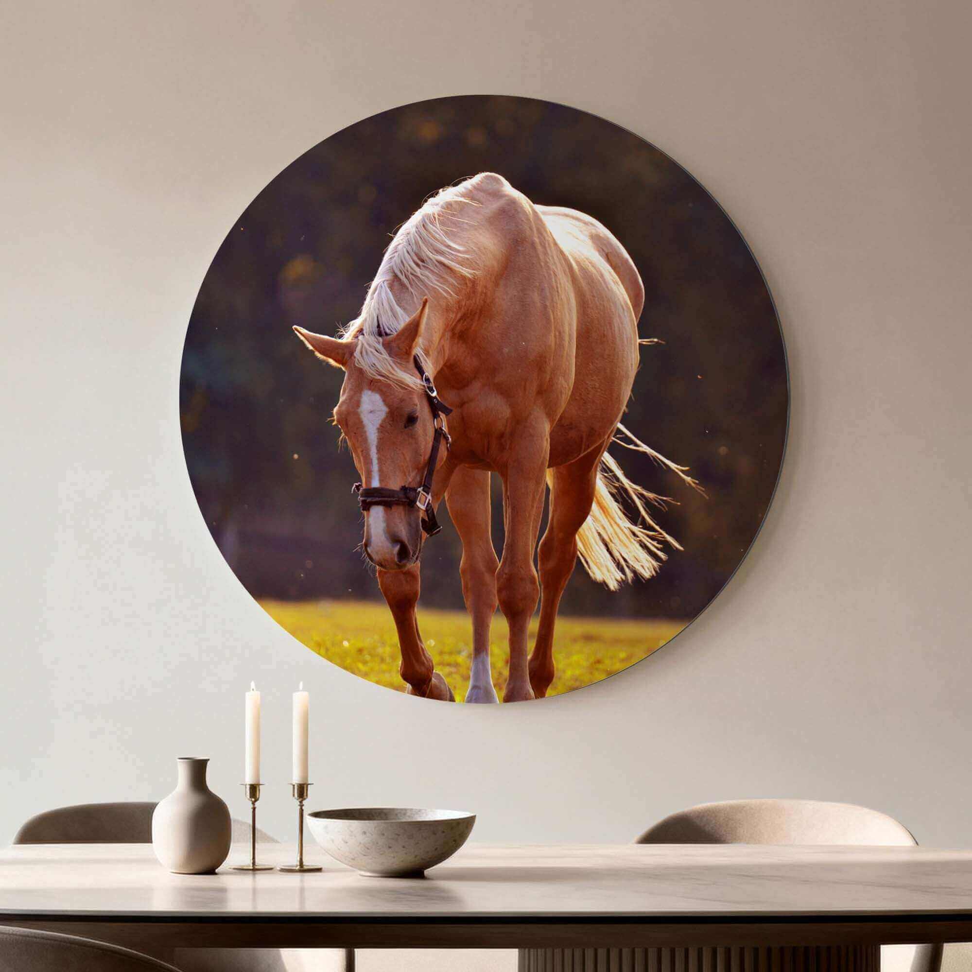 Golden Serenity - Wandbild mit goldenem Pferd im warmen Abendlicht auf einem eleganten Wandbild.